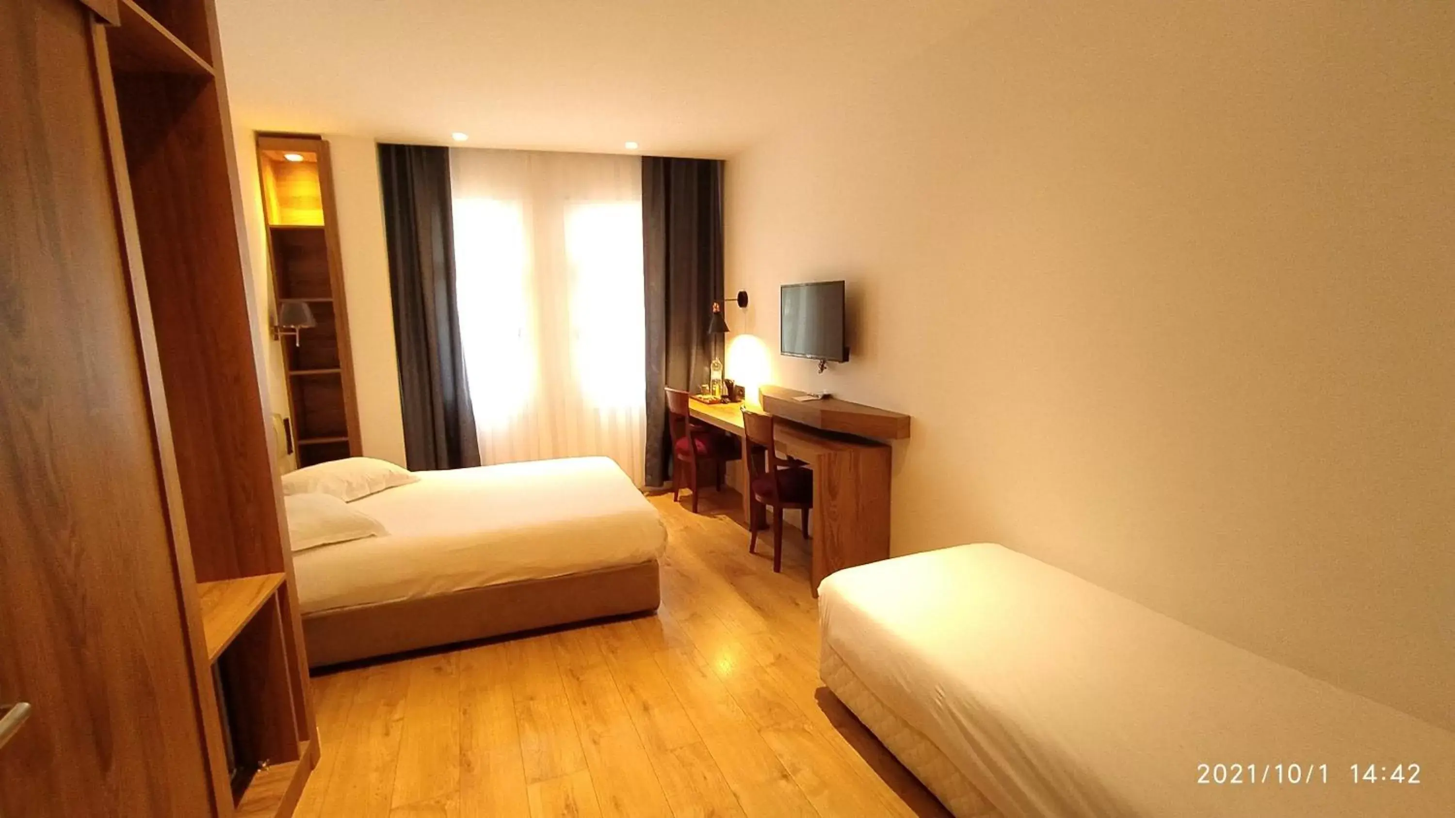 Bed, TV/Entertainment Center in Armagrandi Spina Hotel-Special Category