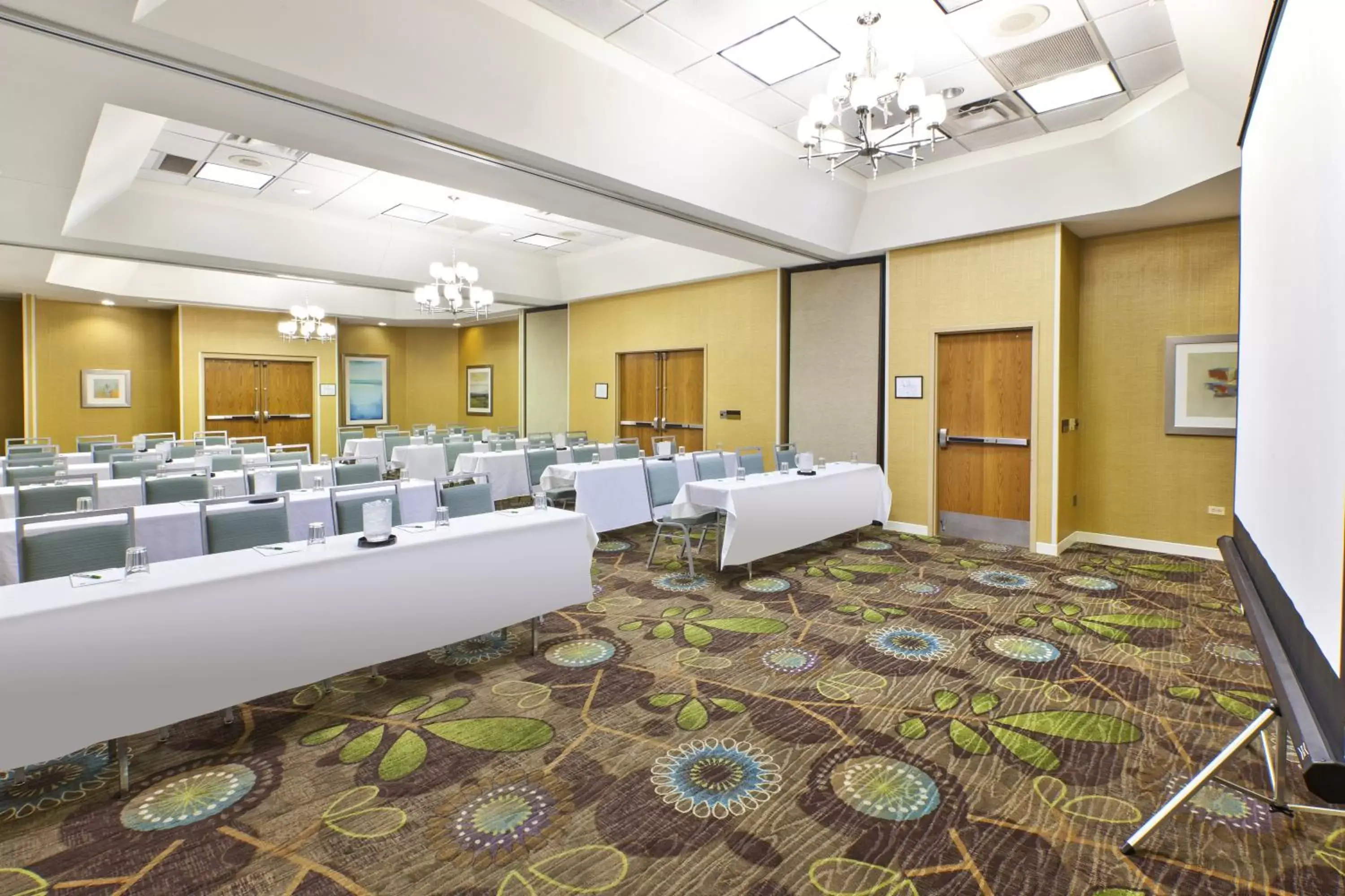 Meeting/conference room in Holiday Inn Hotel & Suites Bolingbrook, an IHG Hotel
