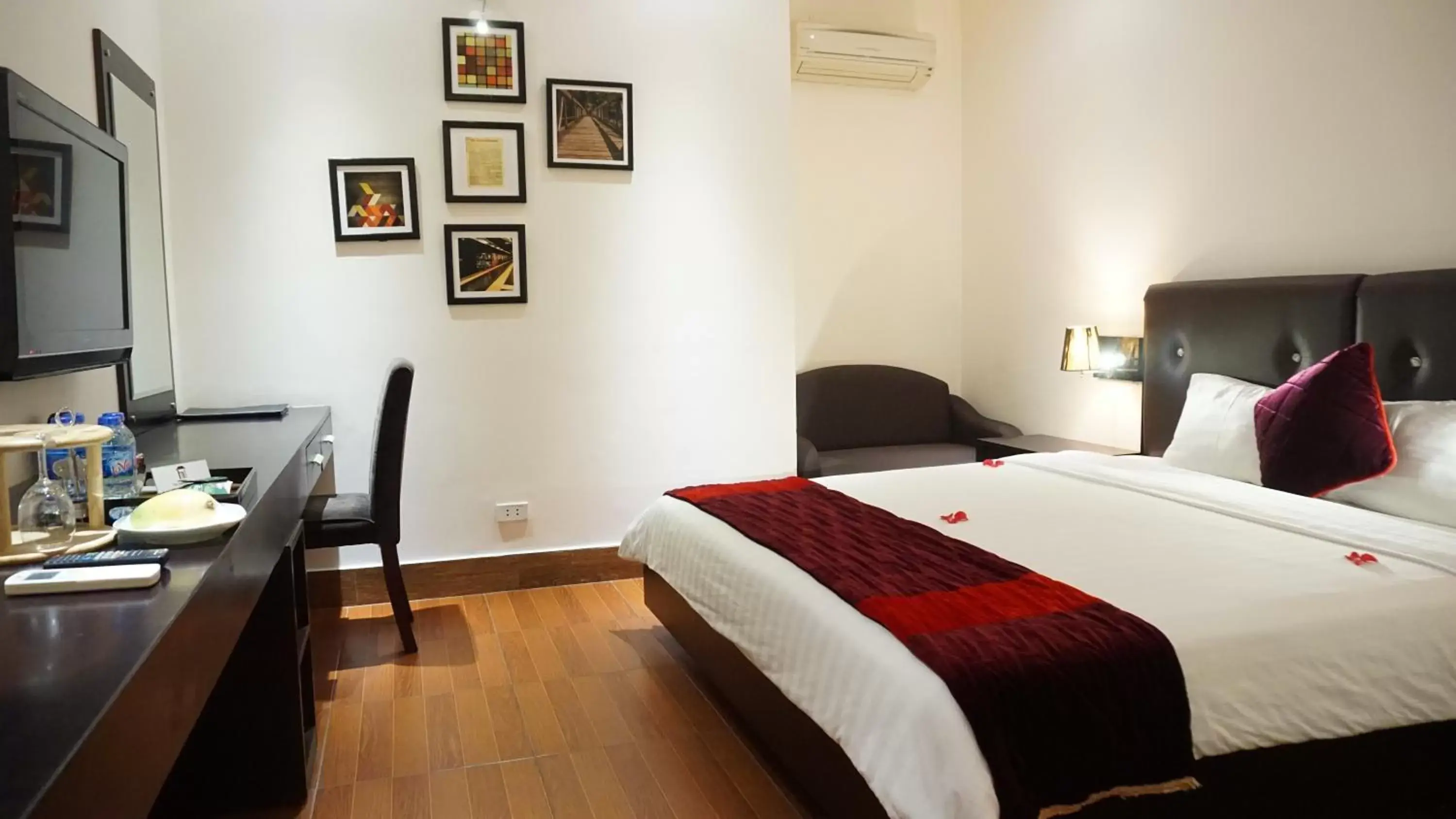 Photo of the whole room, Bed in Hanoian Central Hotel & Spa Photo of the whole room, Bed in Hanoian Central Hotel & Spa