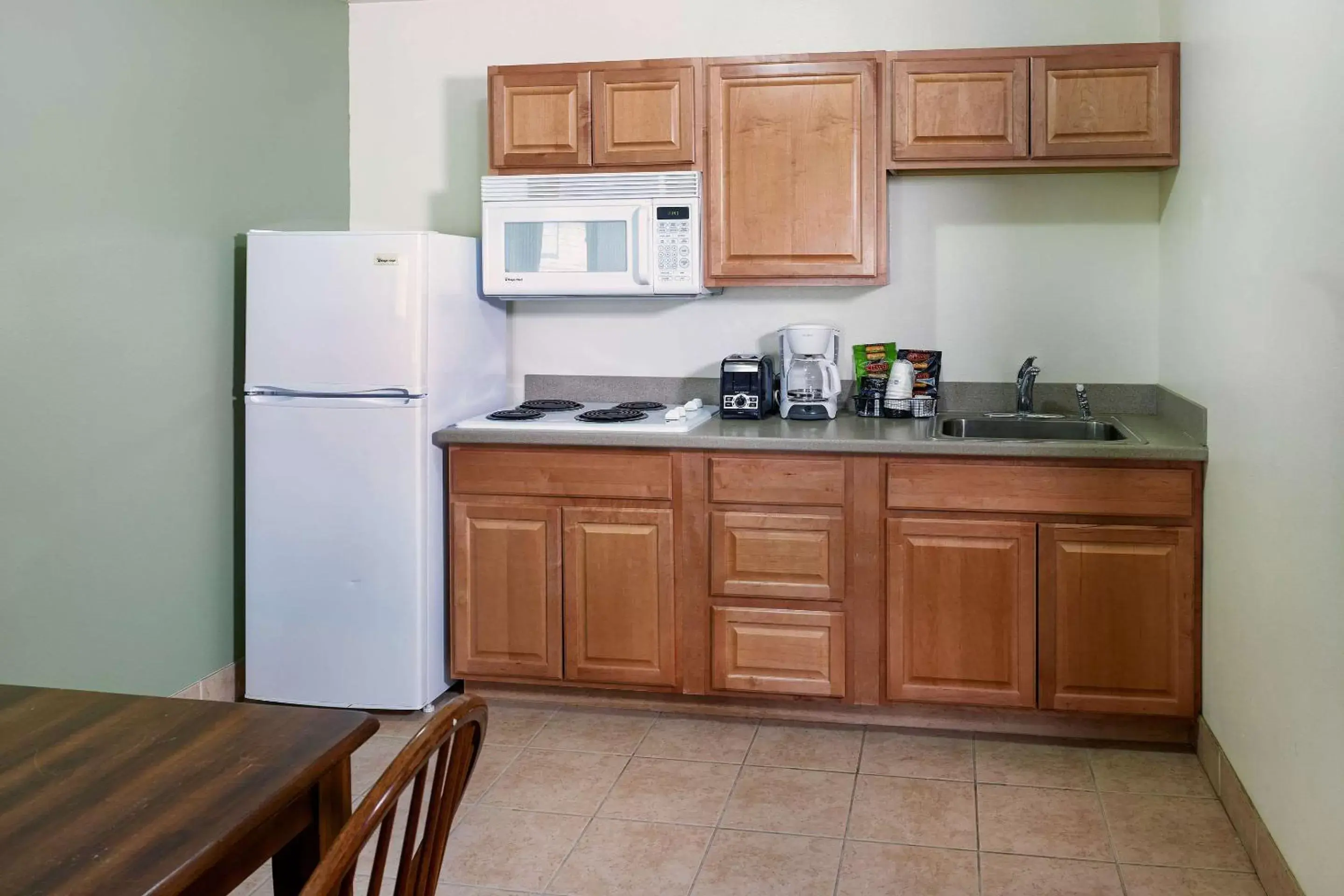 Bedroom, Kitchen/Kitchenette in The Ridgeline Hotel at Yellowstone, Ascend Hotel Collection