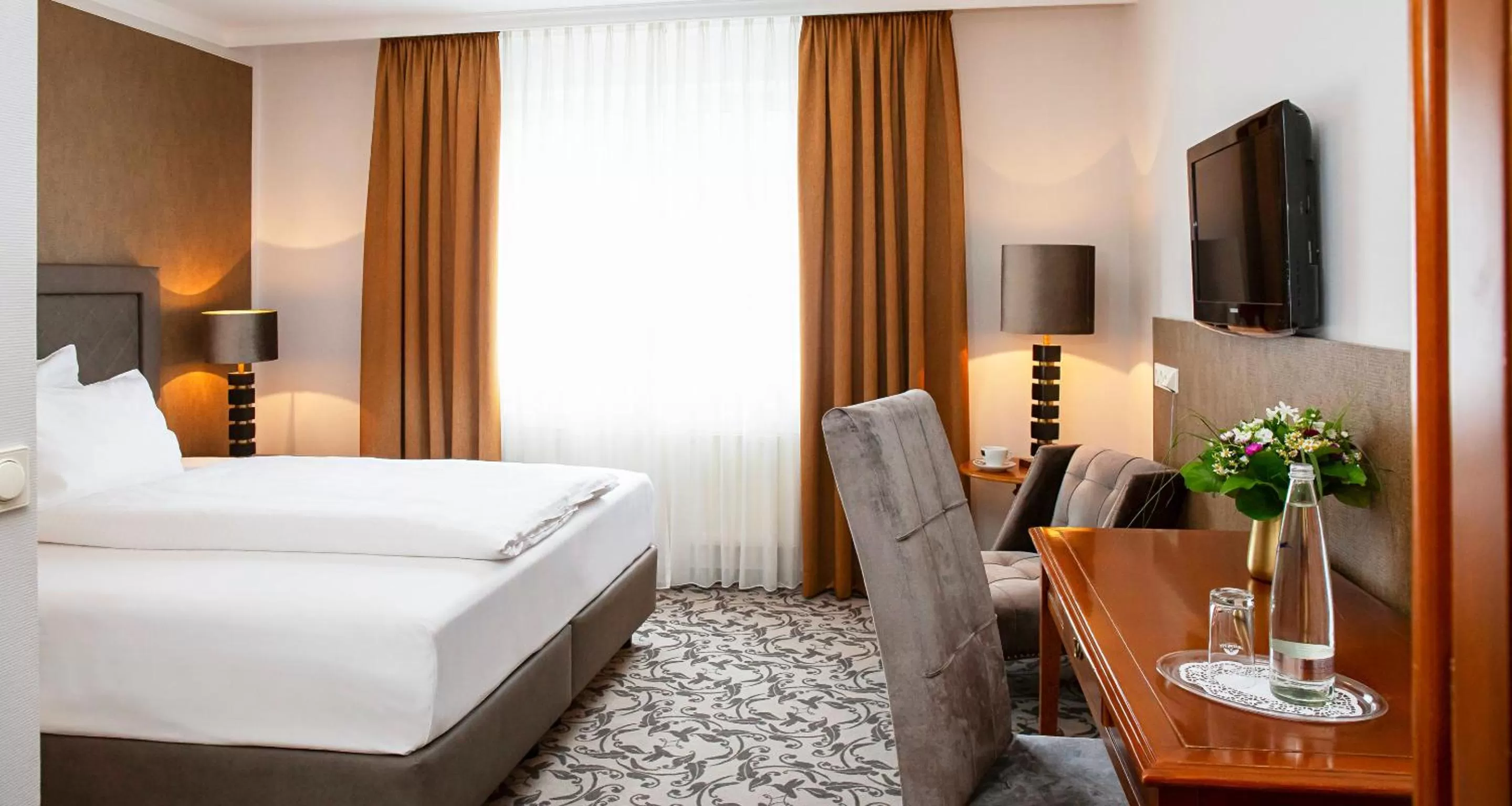 Bed in Victor's Residenz-Hotel Leipzig