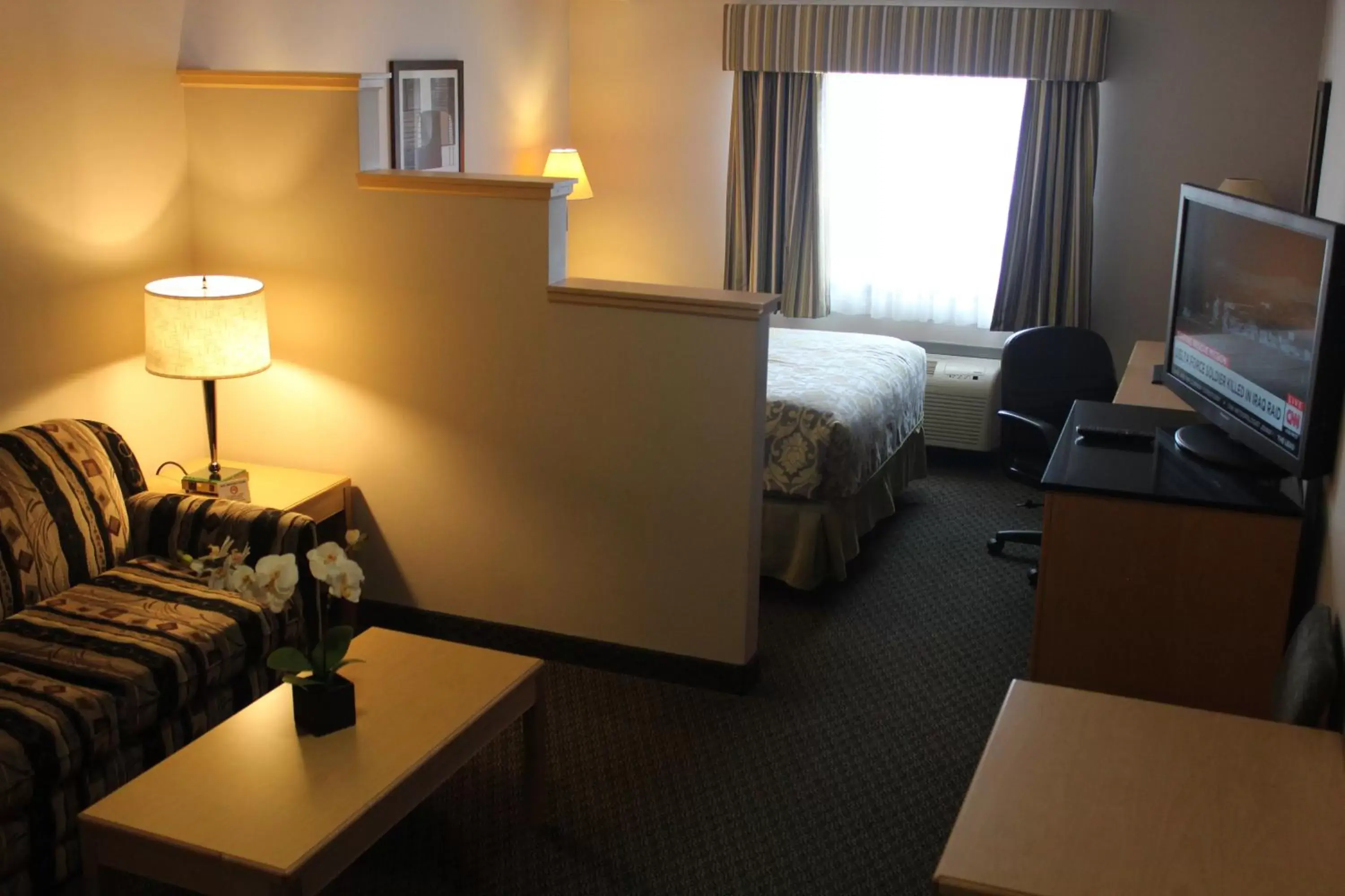 Seating area, Bed in Vantage Inn & Suites