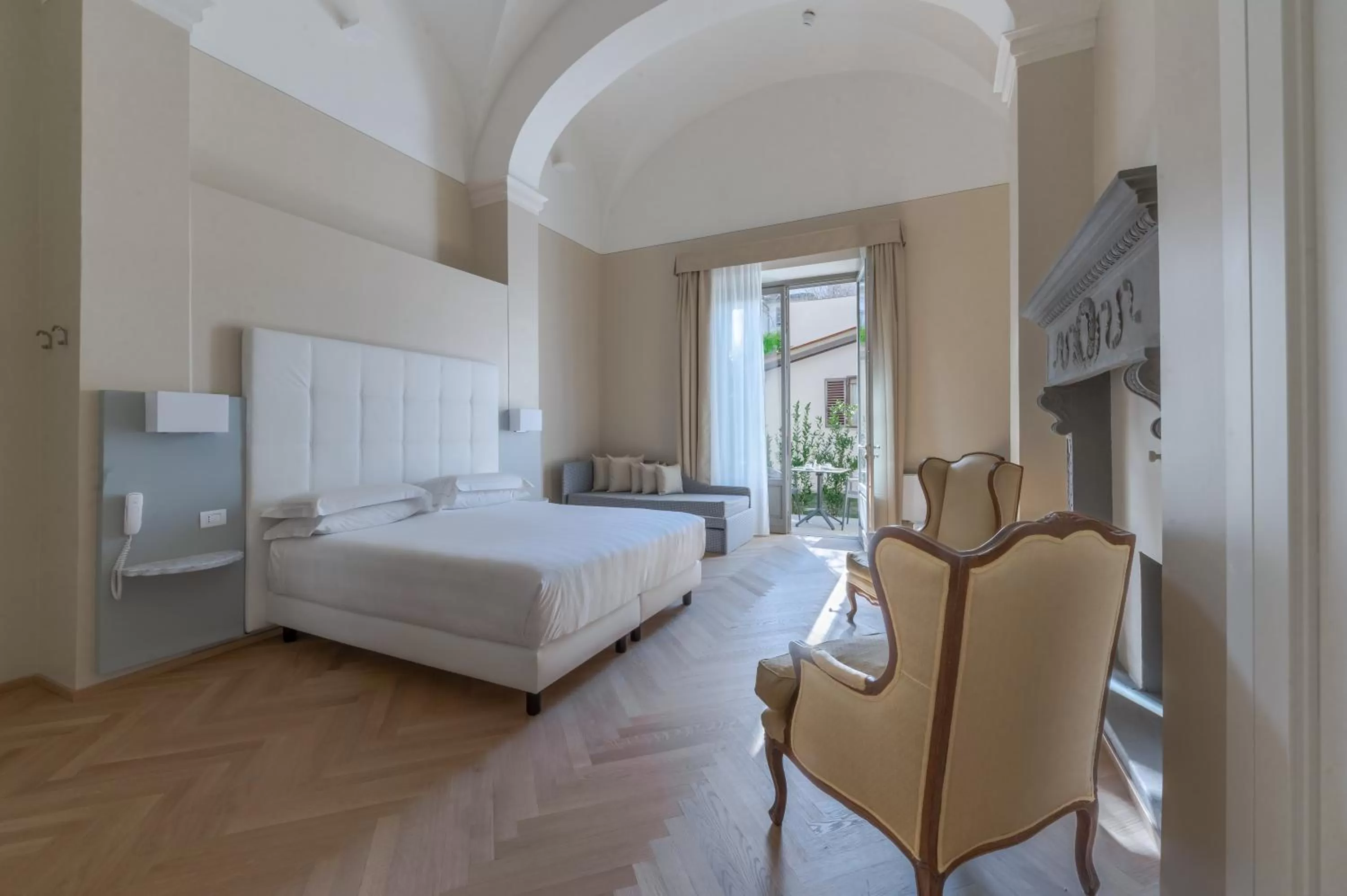 Garden view, Bed in Hotel Ariele