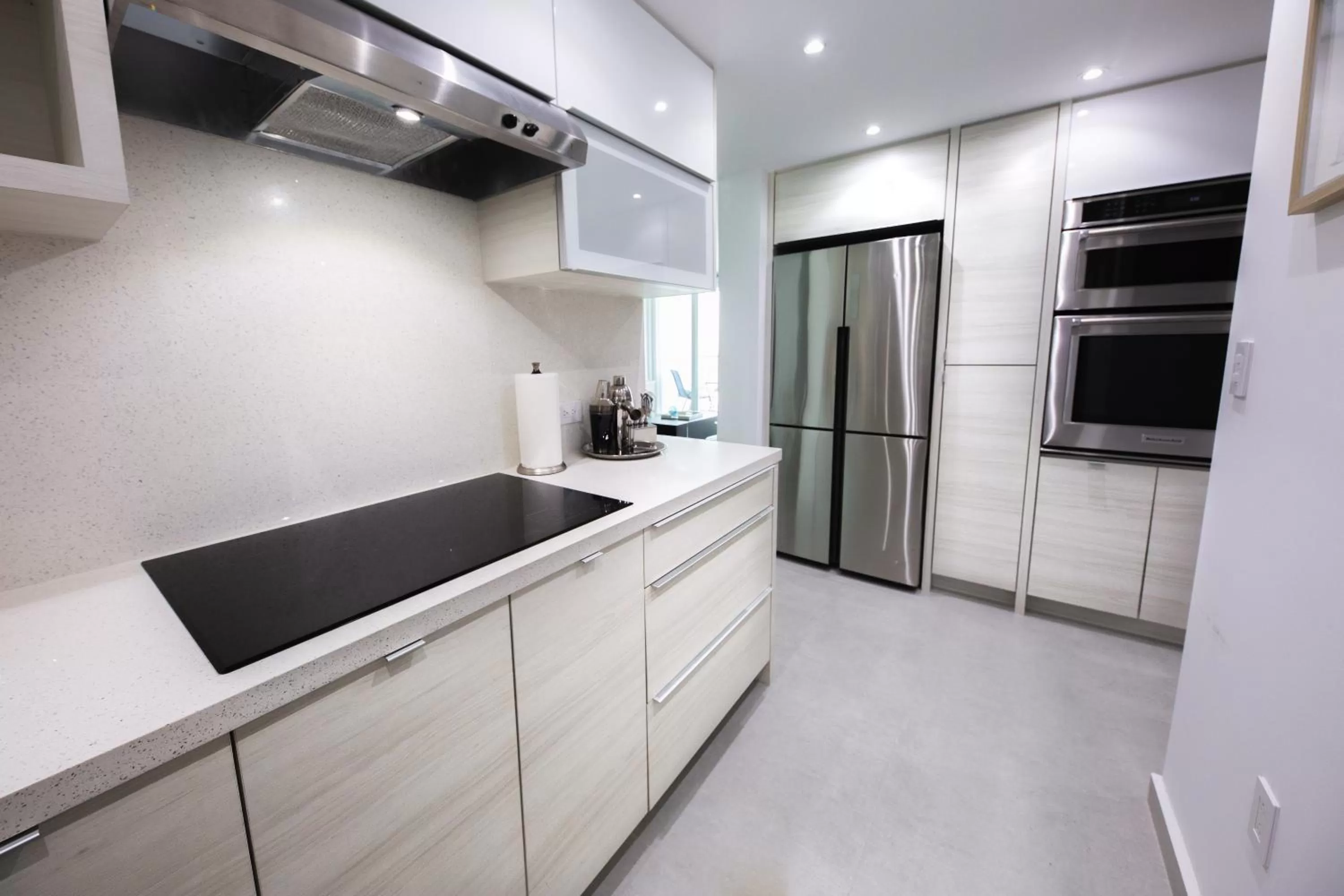 Kitchen or kitchenette in ESJ Towers by Chana