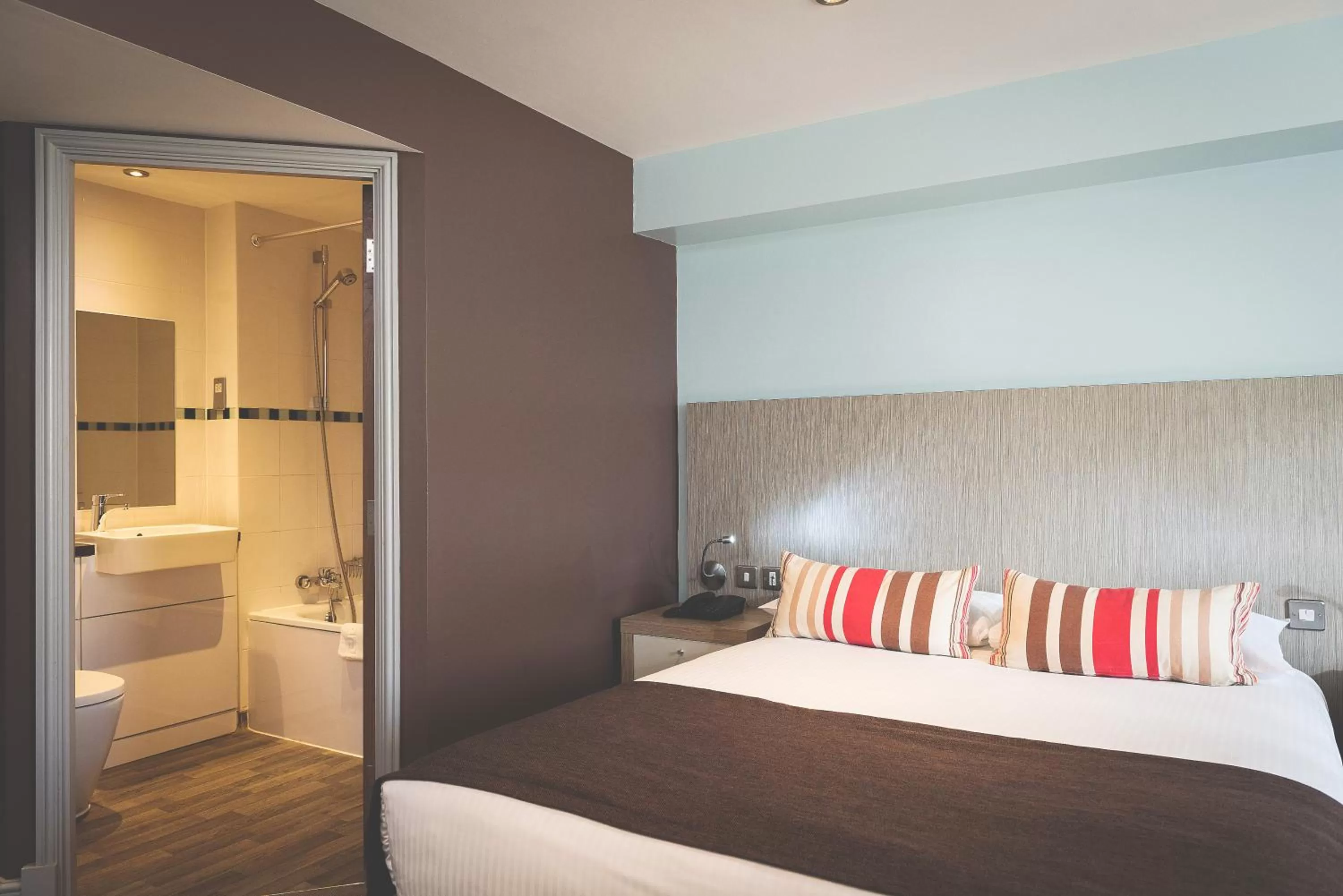 Photo of the whole room, Bed in County Arms