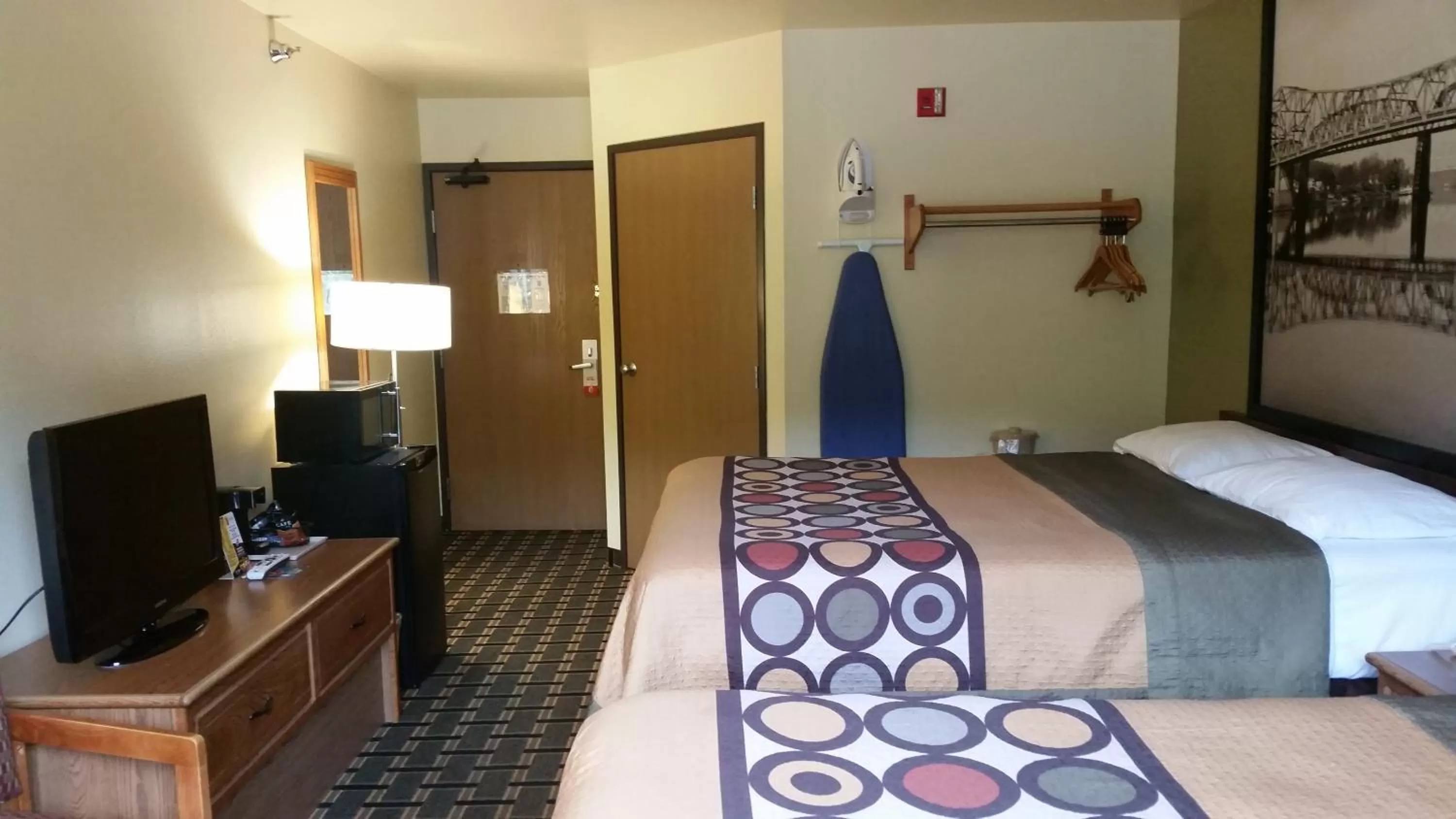 Photo of the whole room, Bed in Super 8 by Wyndham Wheeling WV