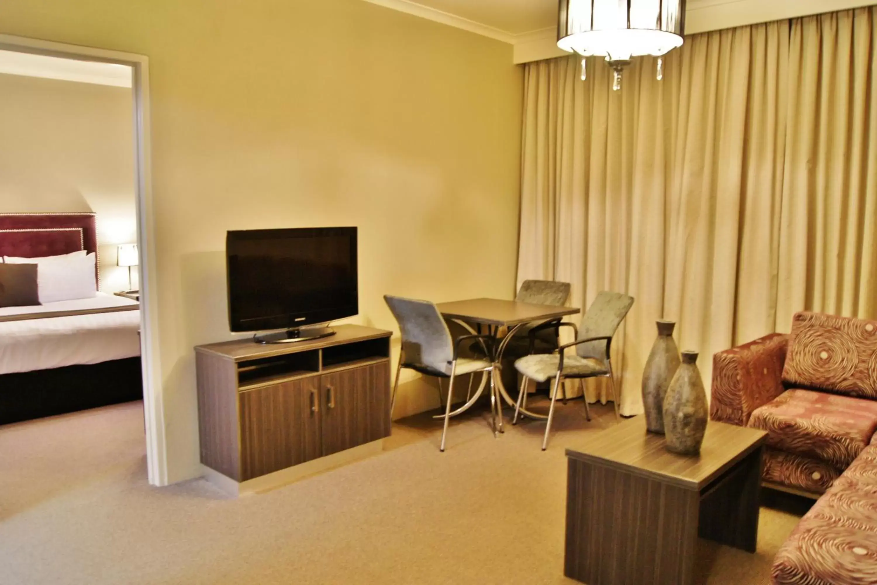 Living room, TV/Entertainment Center in Mantra Pavilion Hotel Wagga