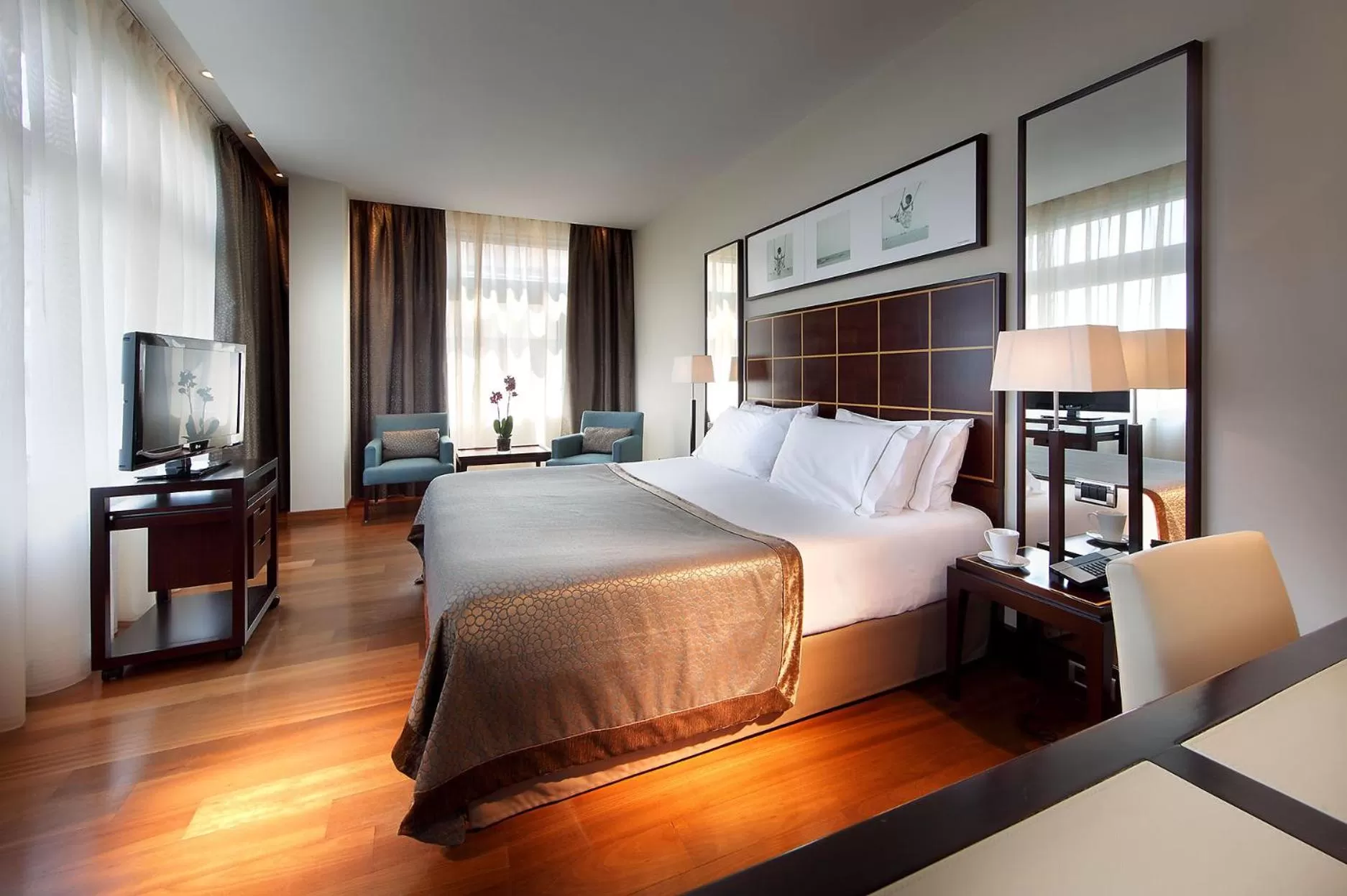 Bed in Eurostars Grand Marina Hotel GL