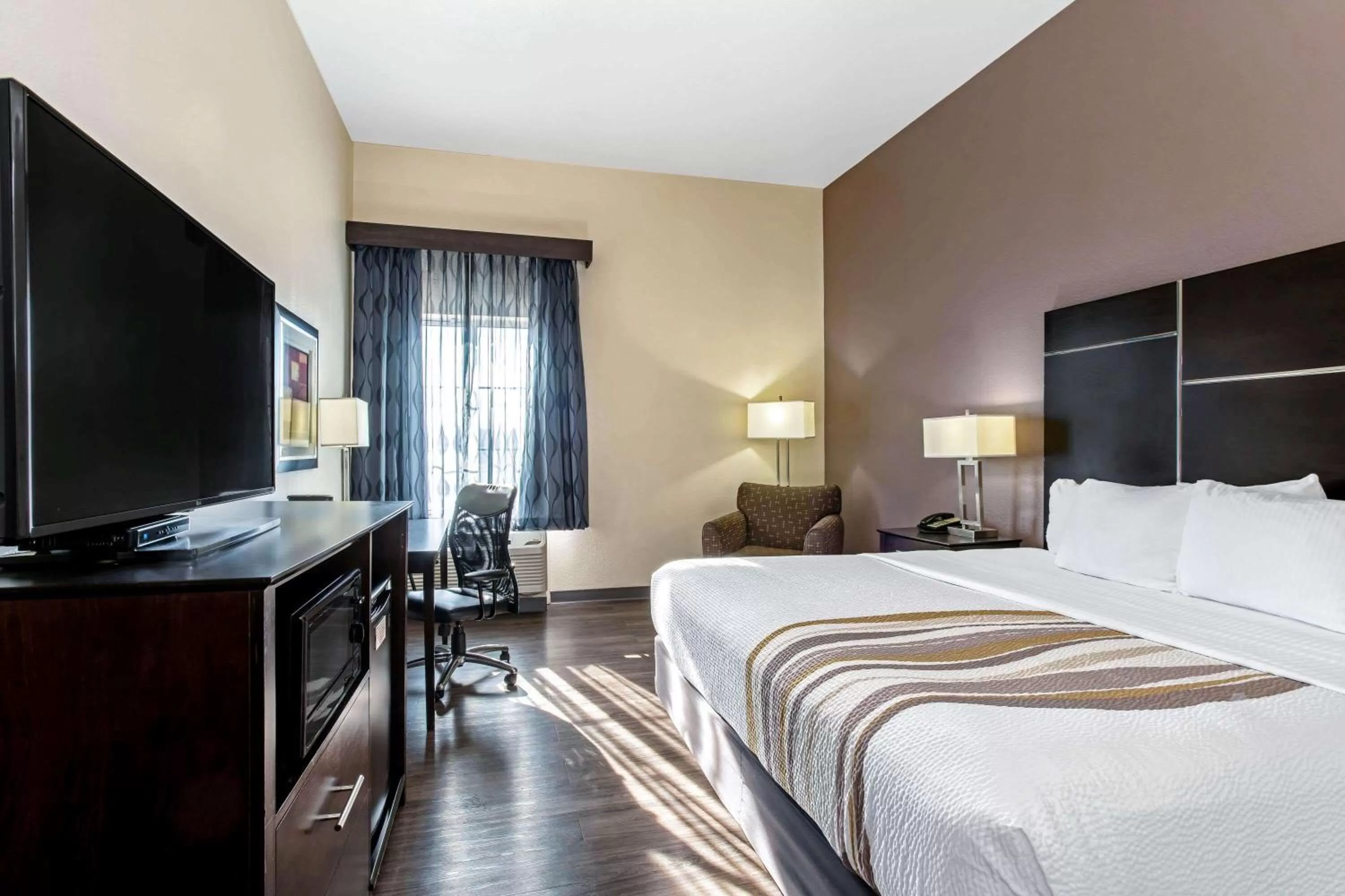 Photo of the whole room, Bed in La Quinta by Wyndham Denver Gateway Park