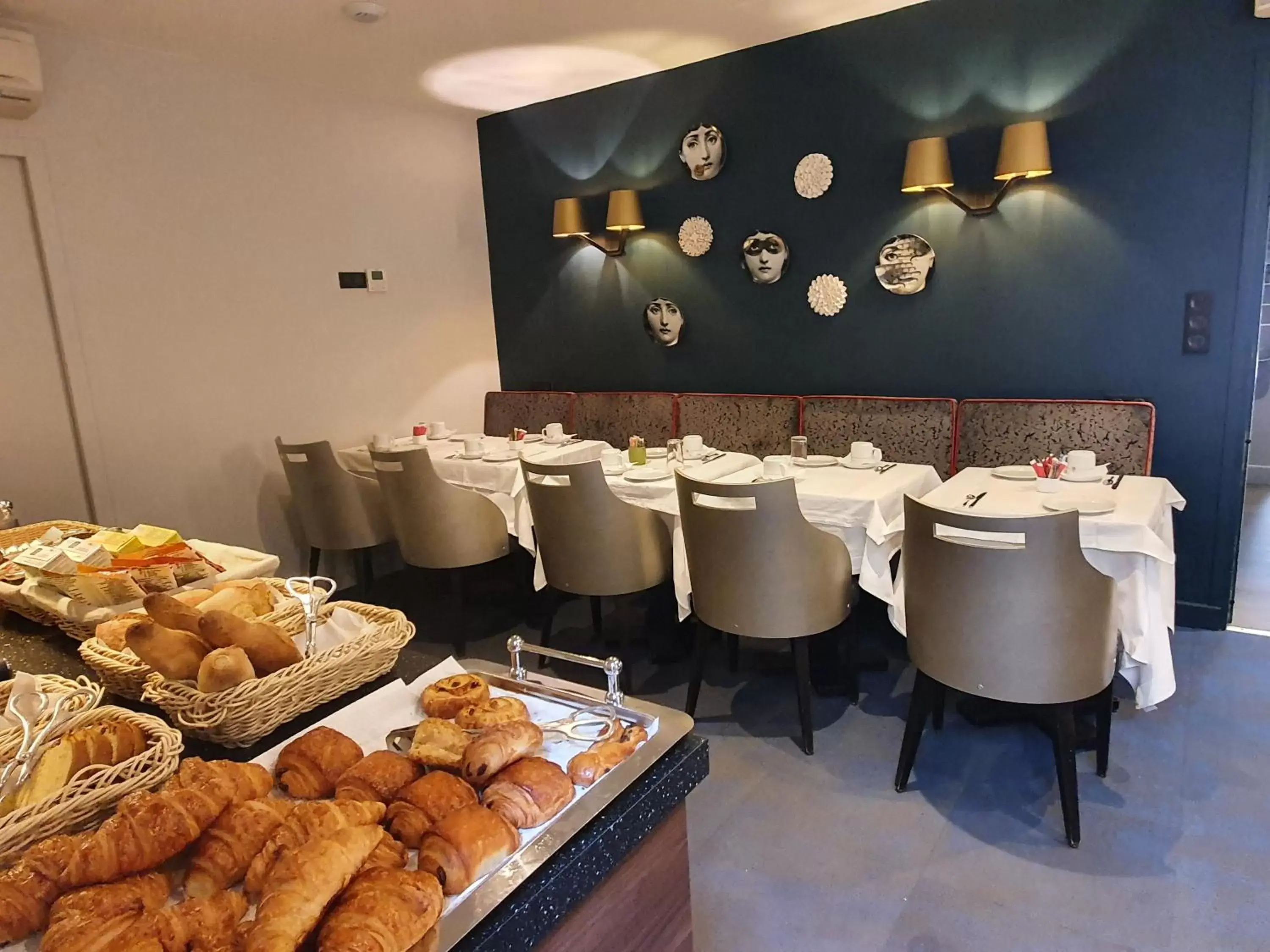 Buffet breakfast, Restaurant/Places to Eat in Hôtel Harvey