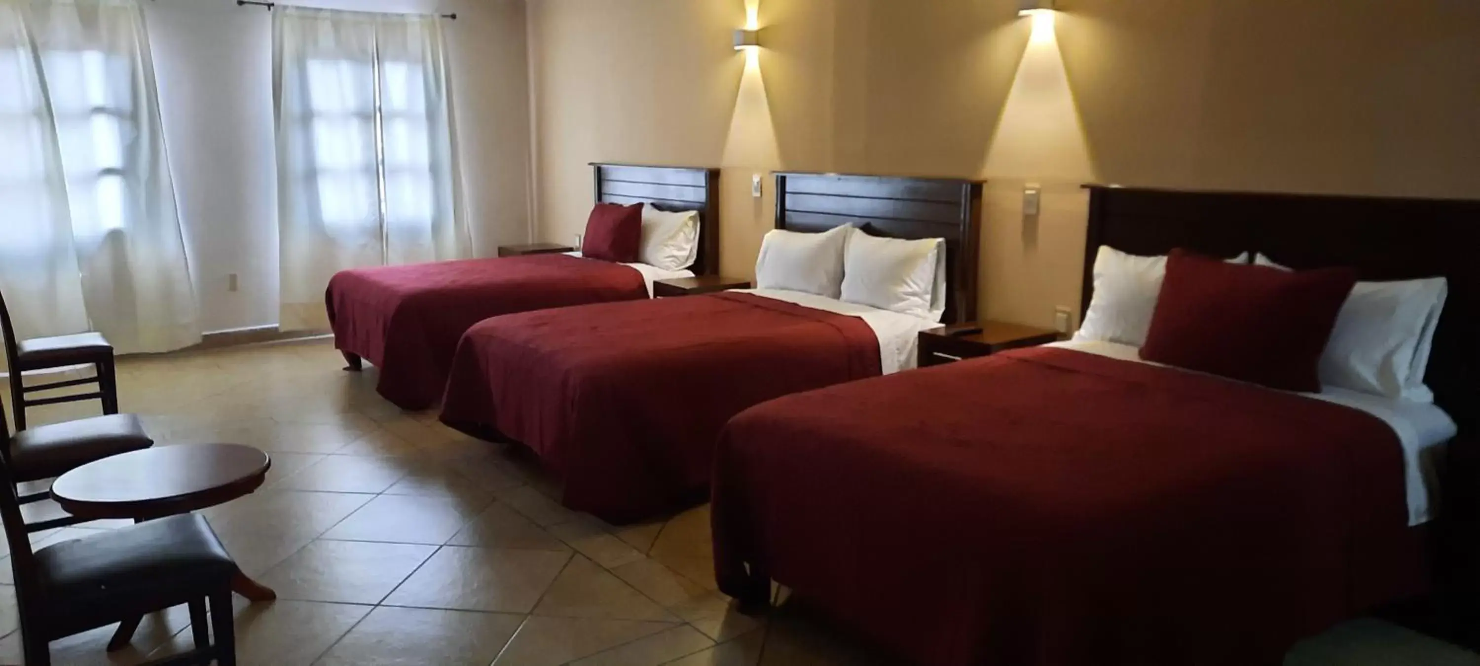 Photo of the whole room, Bed in Suites Del Risco