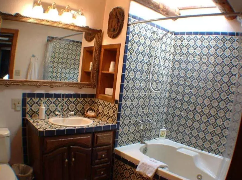 Bathroom in La Dona Luz Inn an Historic B&B