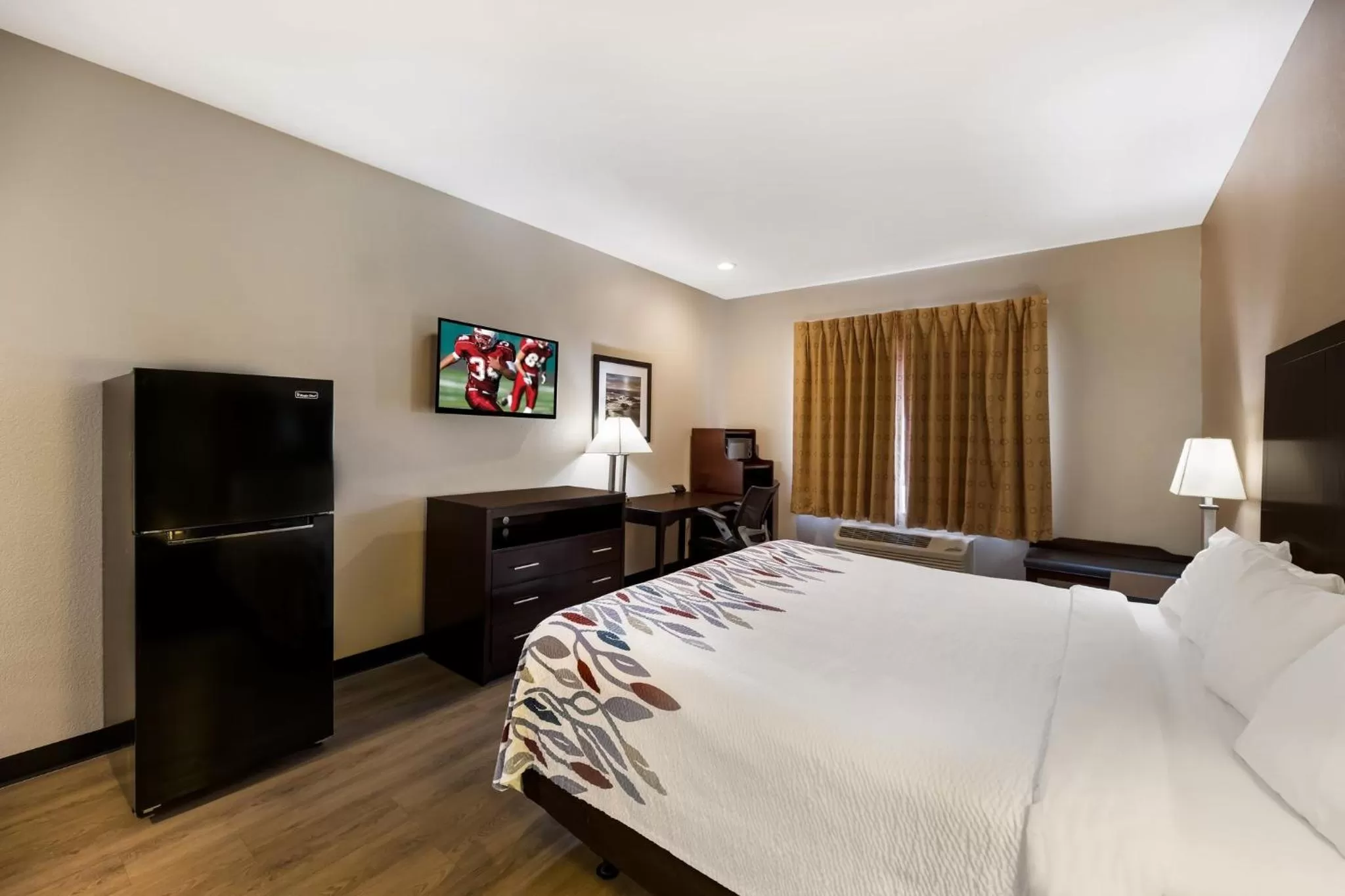 Photo of the whole room, Bed in Red Roof Inn Pecos