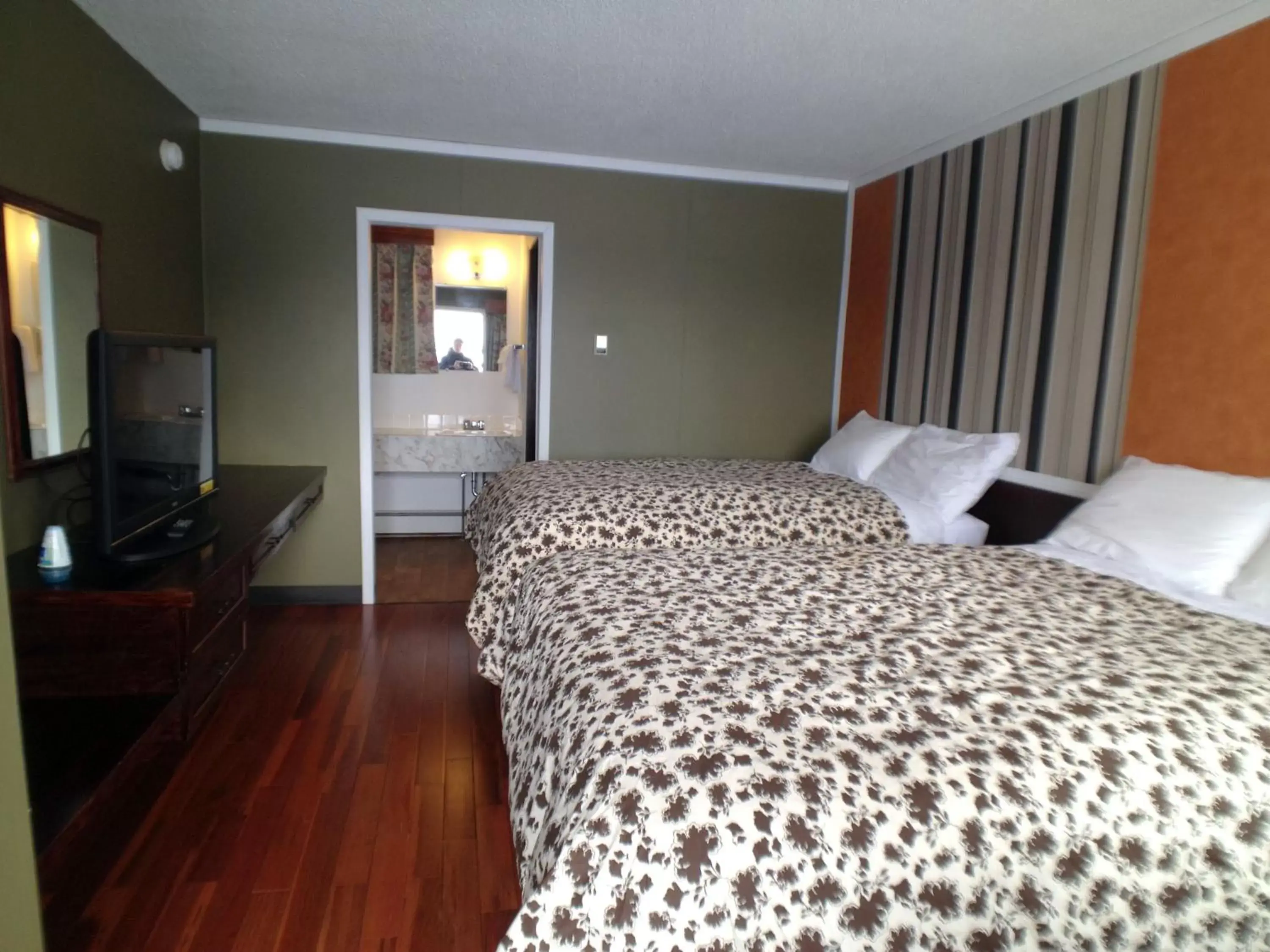 Photo of the whole room, Bed in Galaxy Motel