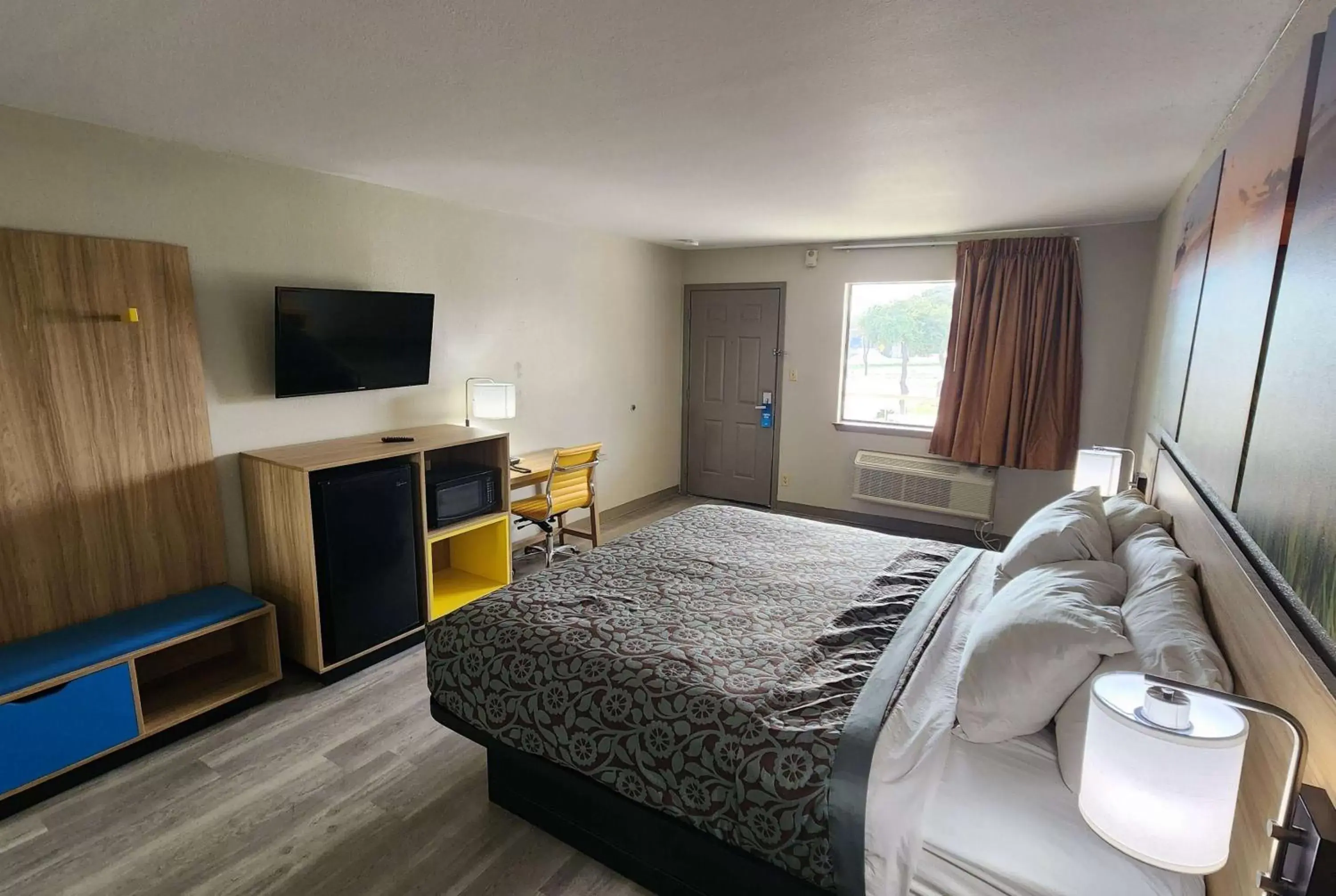 Bed, TV/Entertainment Center in Days Inn Windcrest by Wyndham San Antonio