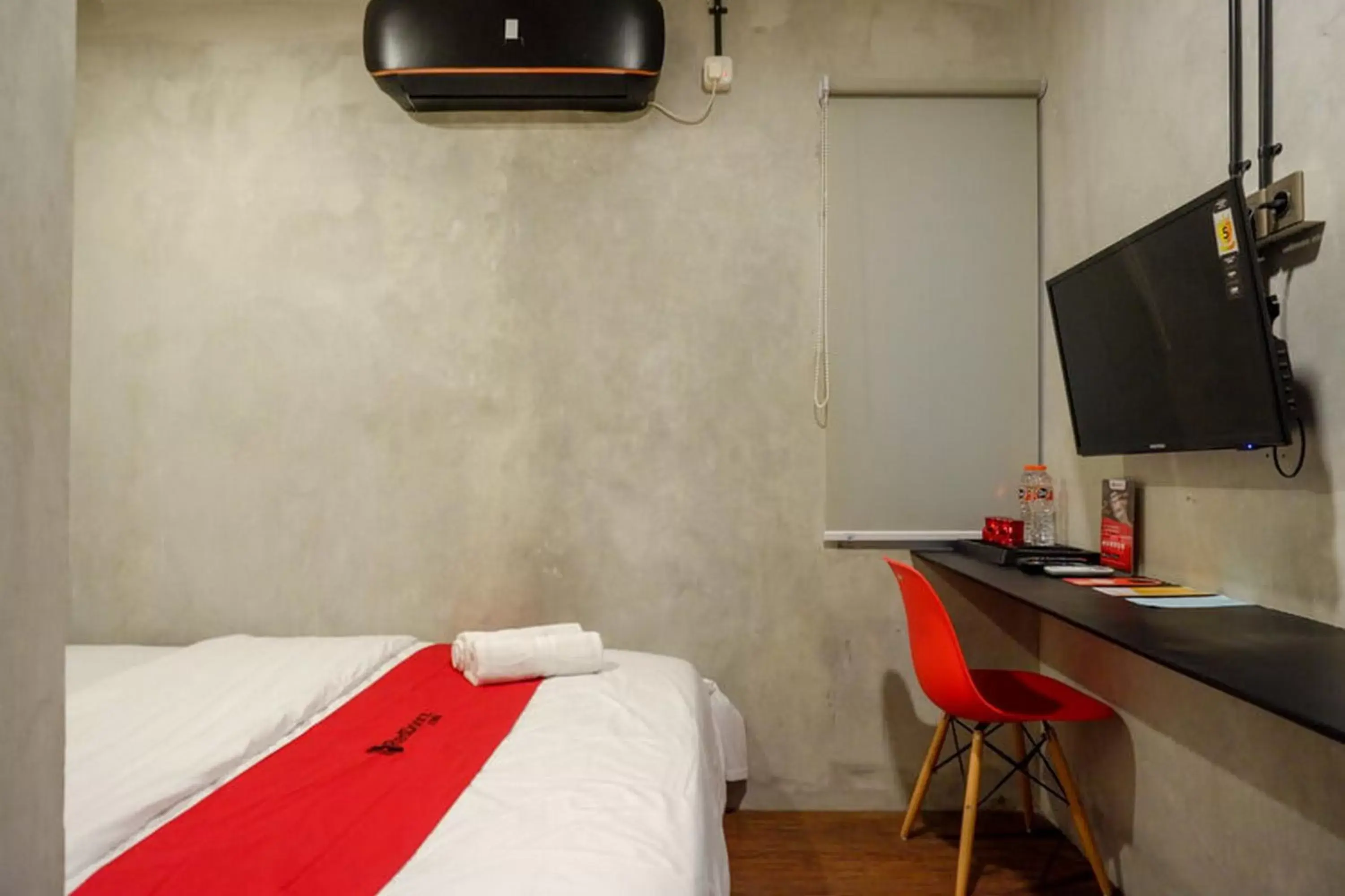 Bed in RedDoorz Plus near Kawasan Sam Poo Kong Semarang