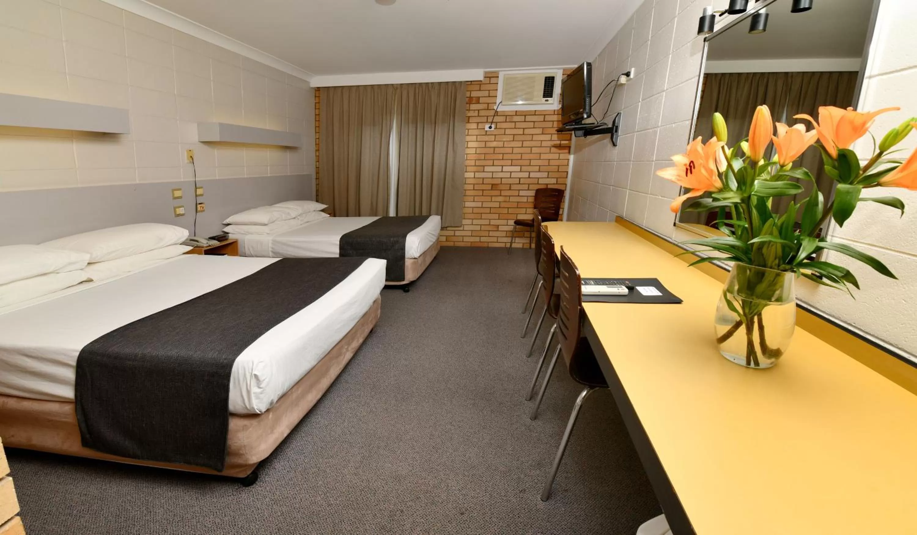 Bed in Burke and Wills Motor Inn