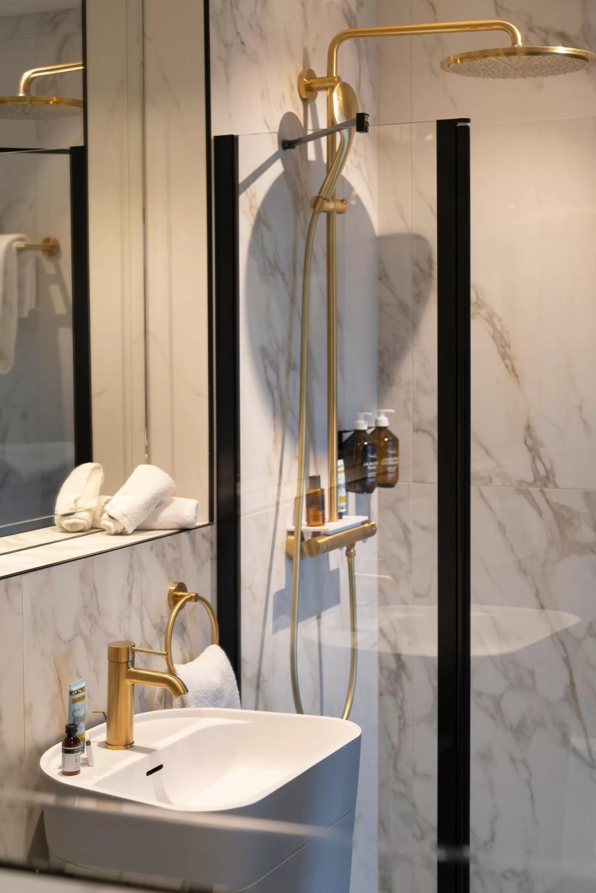 Bathroom in Hébé Hotel