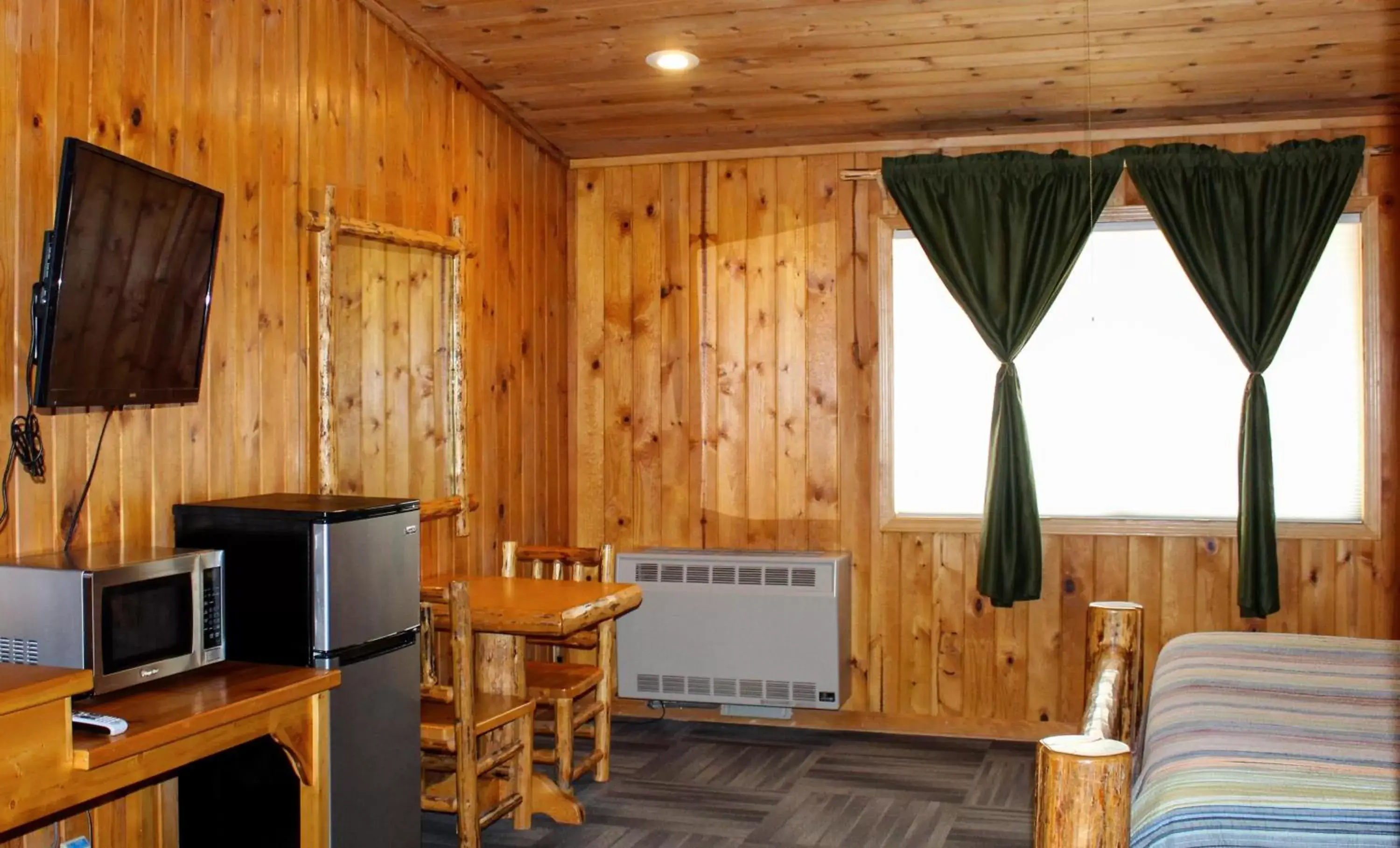 Seating area, TV/Entertainment Center in Boulder Inn