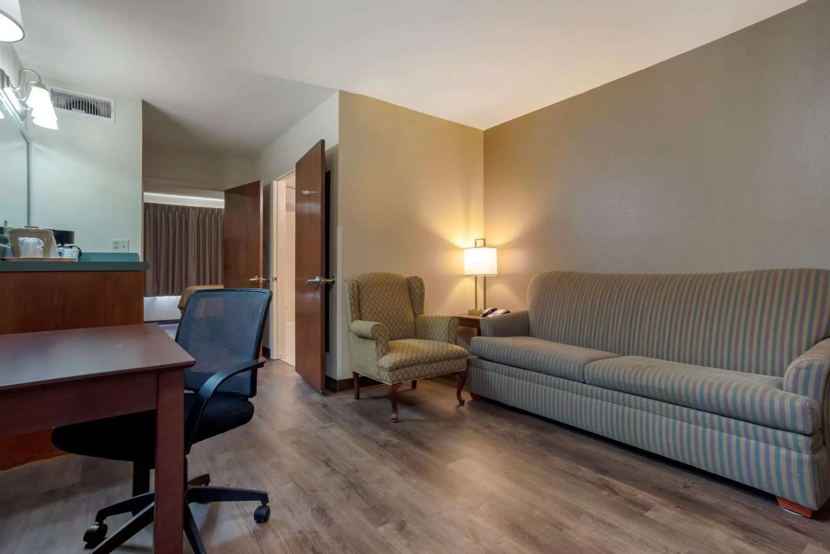 Photo of the whole room, Seating Area in Econo Lodge Inn & Suites Flowood
