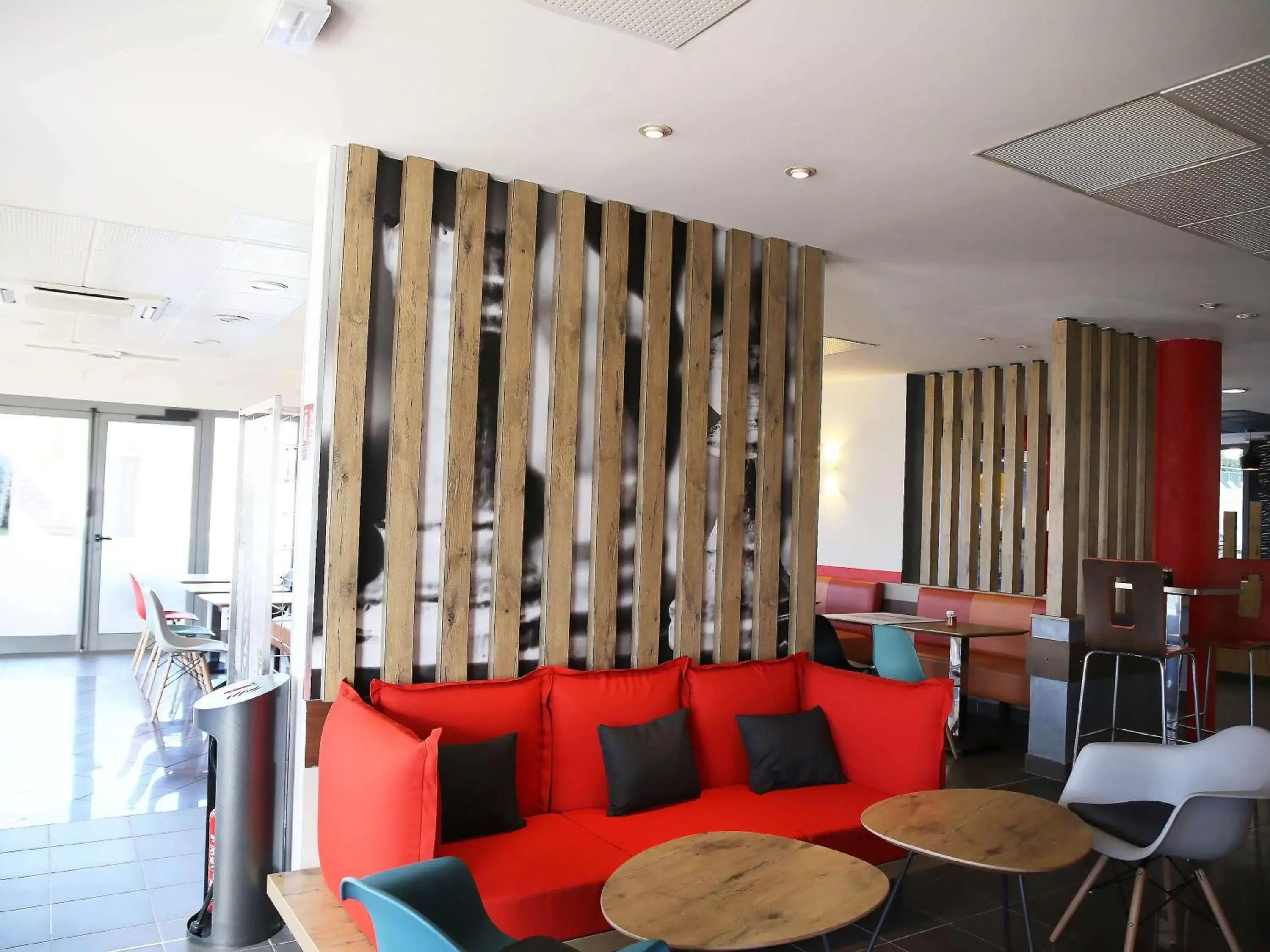 Lounge or bar, Seating Area in IBIS Cannes Mouans Sartoux Piscine parking gratuit