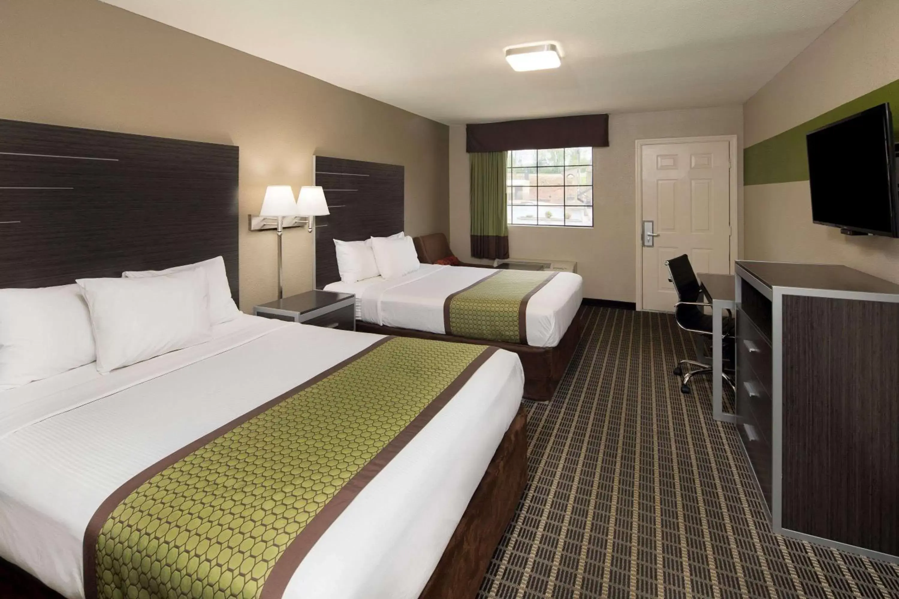 Photo of the whole room, Bed in Days Inn & Suites by Wyndham Athens