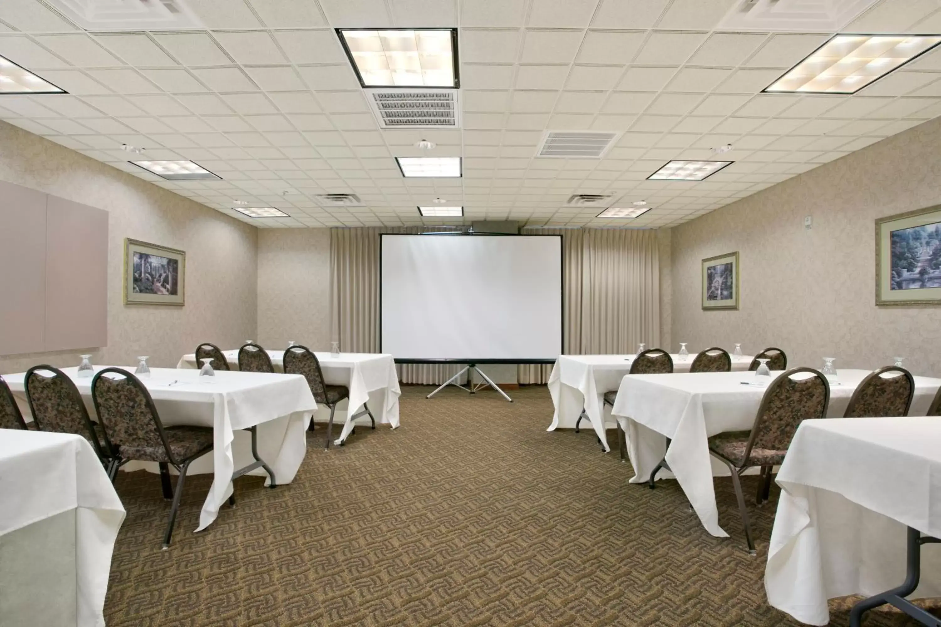 Meeting/conference room in Wingate by Wyndham Green Bay