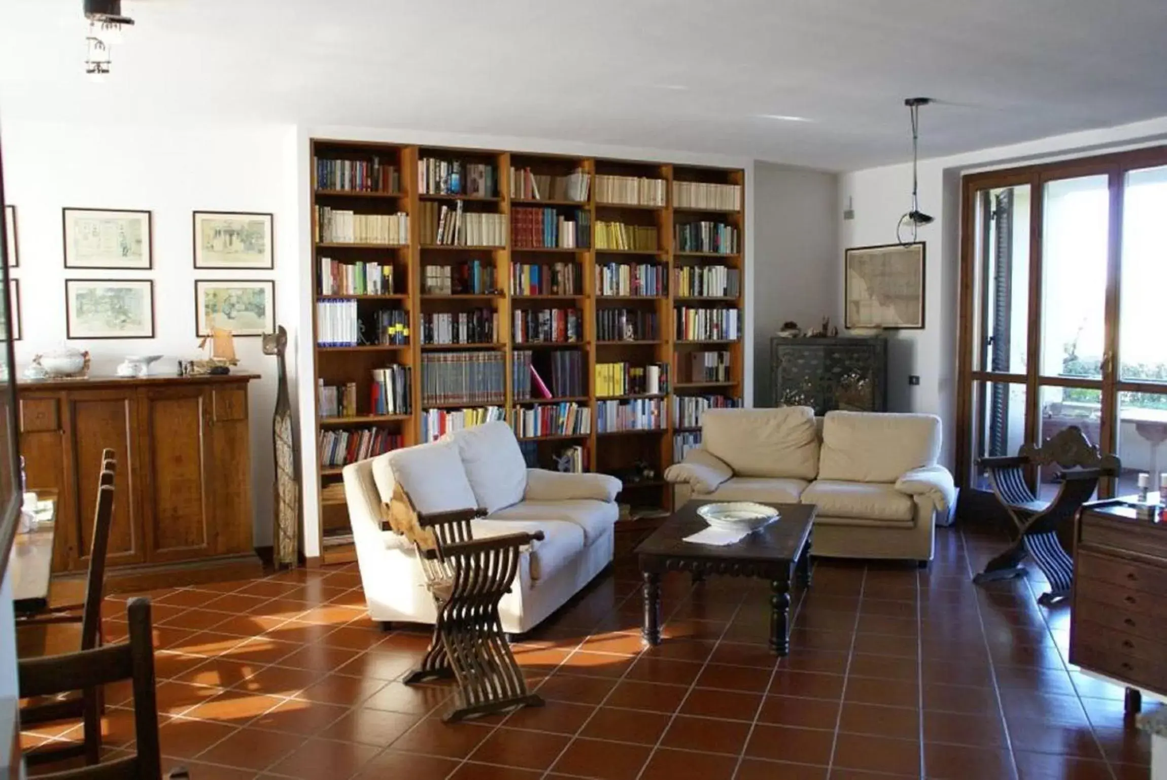 Communal lounge/ TV room, Library in B&B Il Glicine di Basiglio