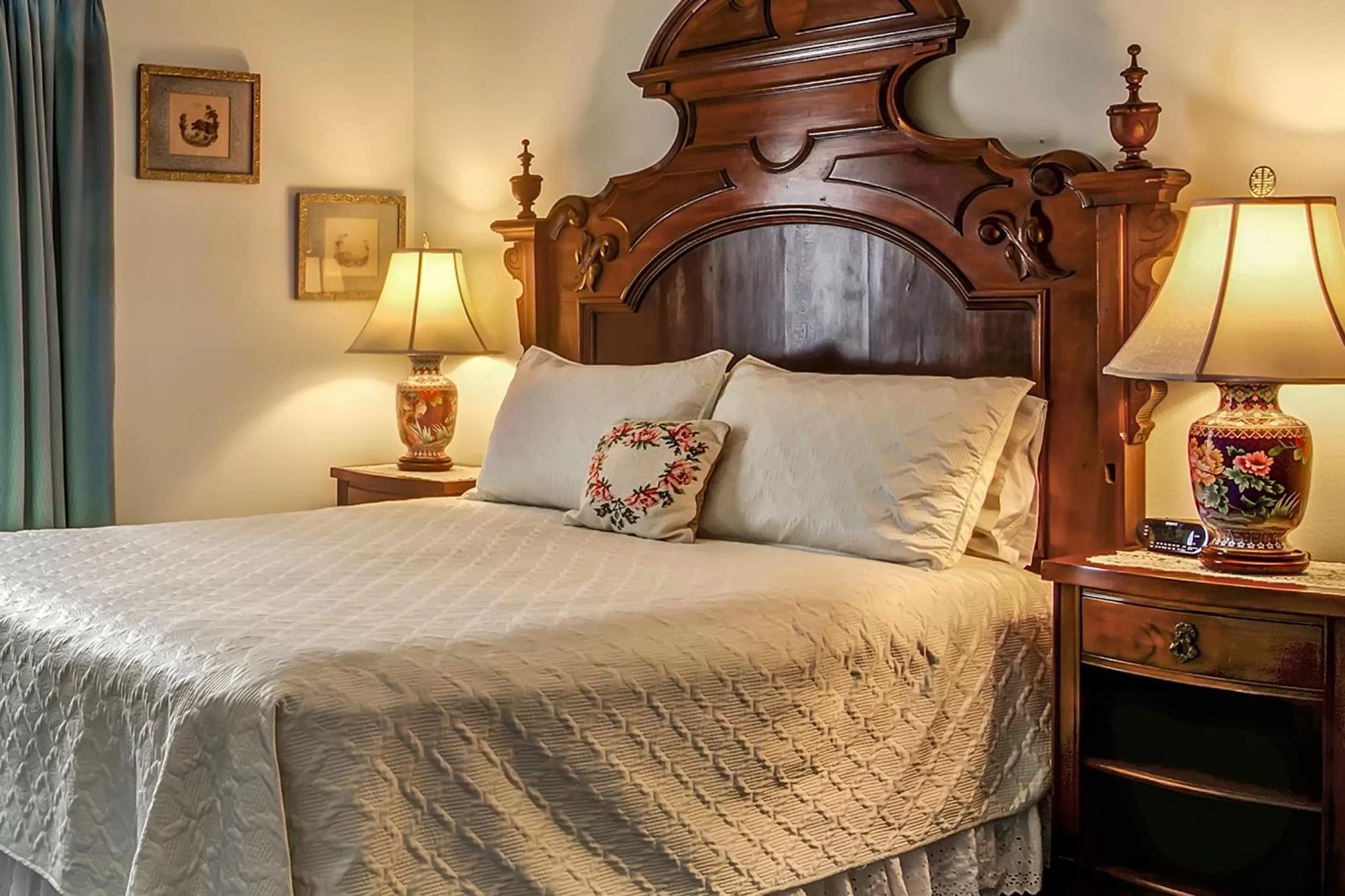 Bed in Rose Manor Bed & Breakfast