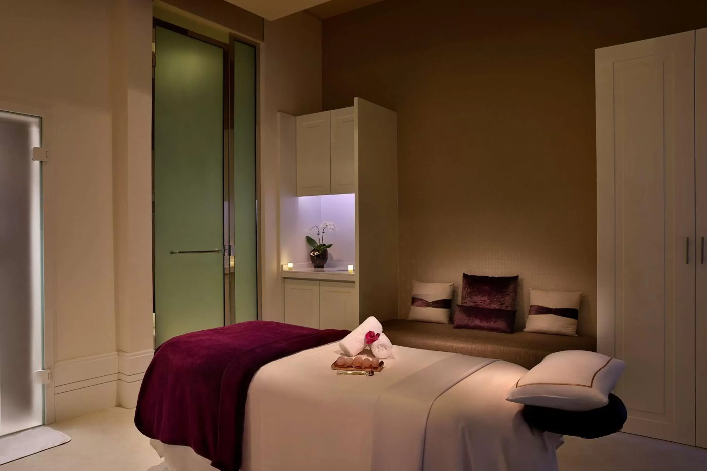 Spa and wellness centre/facilities, Bed in Waldorf Astoria Dubai Palm Jumeirah