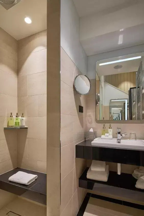 Bathroom in Maison Albar Hotels Le Pont-Neuf