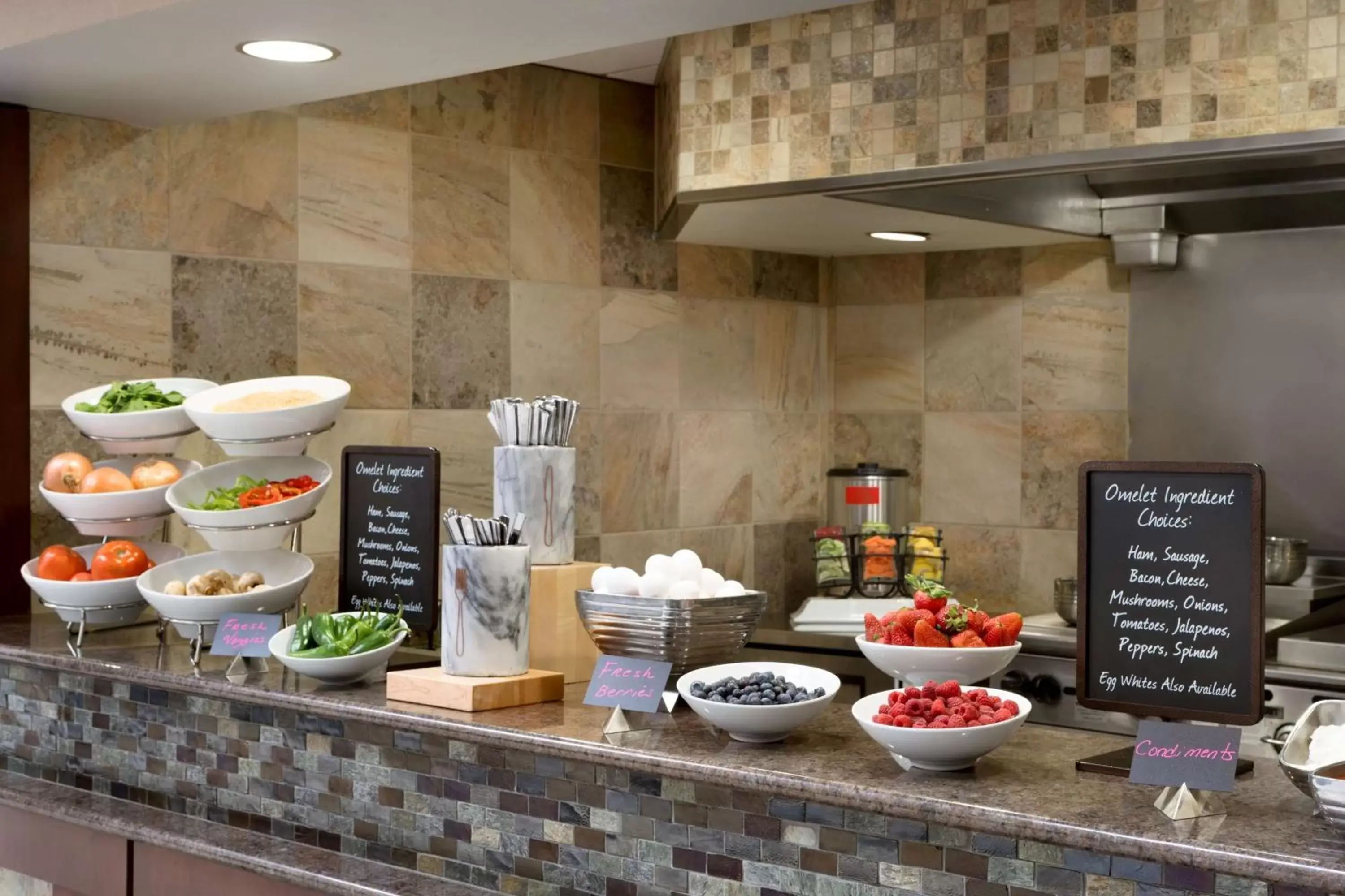 Dining area in Embassy Suites Des Moines Downtown