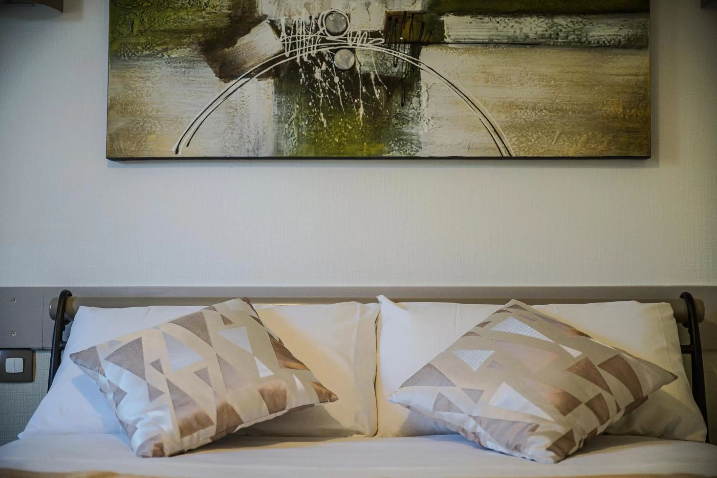 Seating area, Bed in La Girouardière