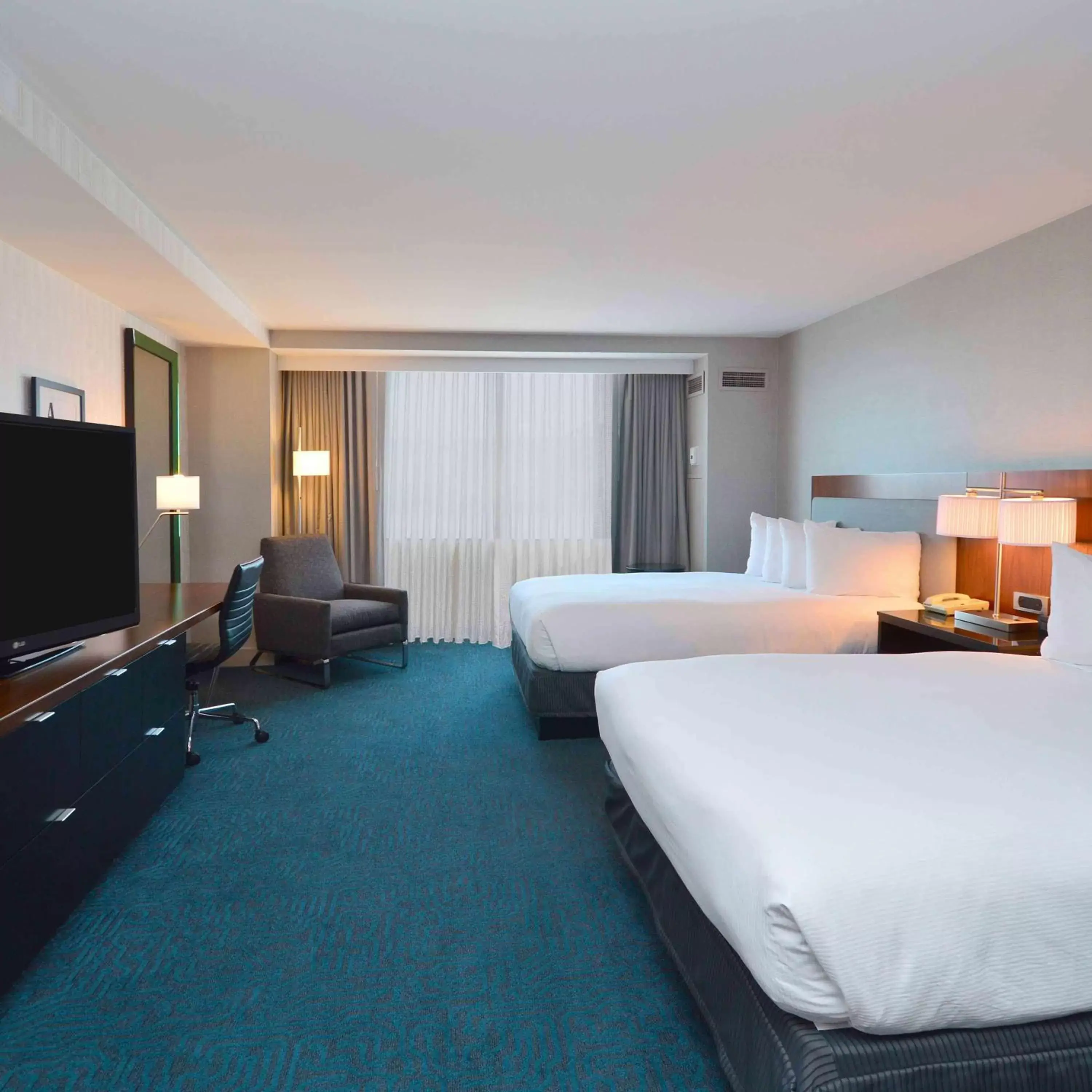 Bedroom, TV/Entertainment Center in DoubleTree by Hilton Newark-Fremont