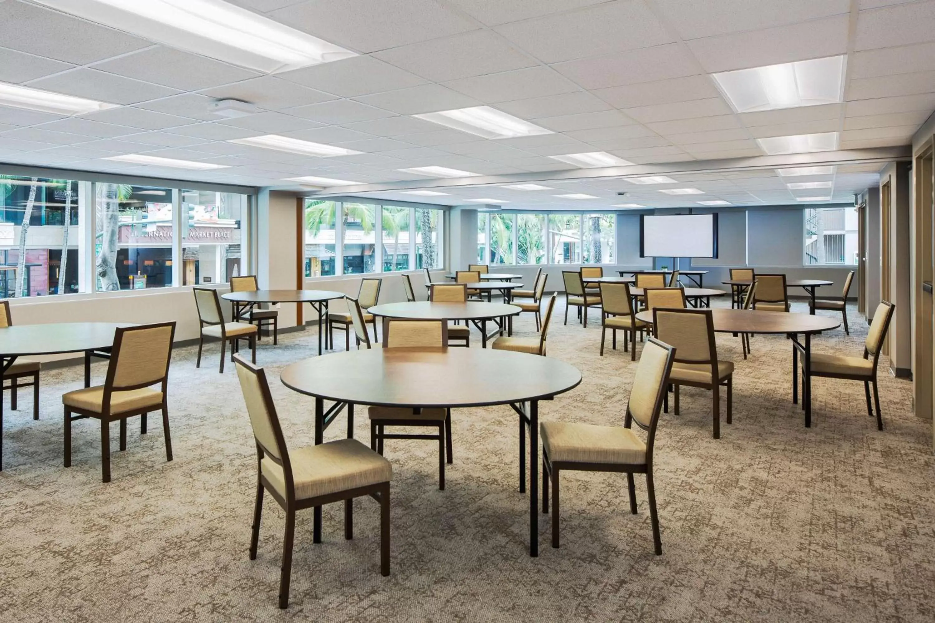 Meeting/conference room, Restaurant/Places to Eat in Hilton Garden Inn Waikiki Beach