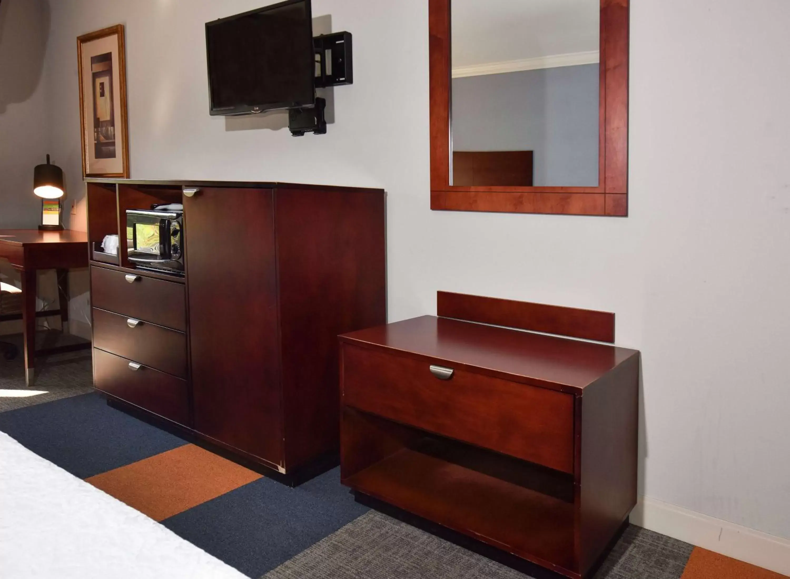 Bedroom, TV/Entertainment Center in Hampton Inn Alexander City