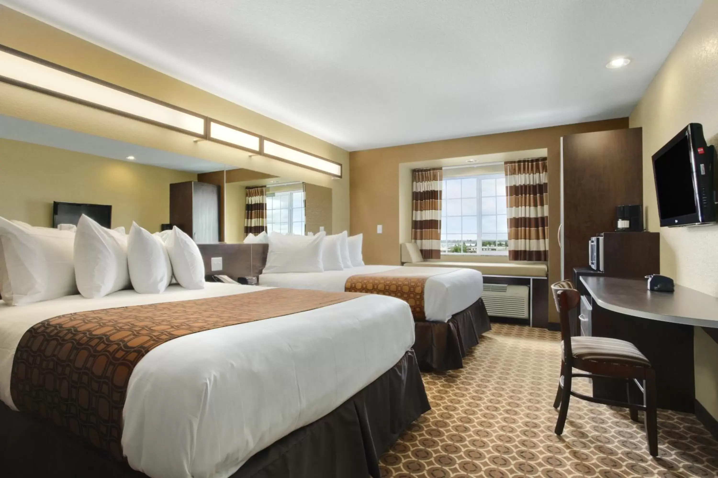 TV and multimedia in Microtel Inn & Suites by Wyndham Williston