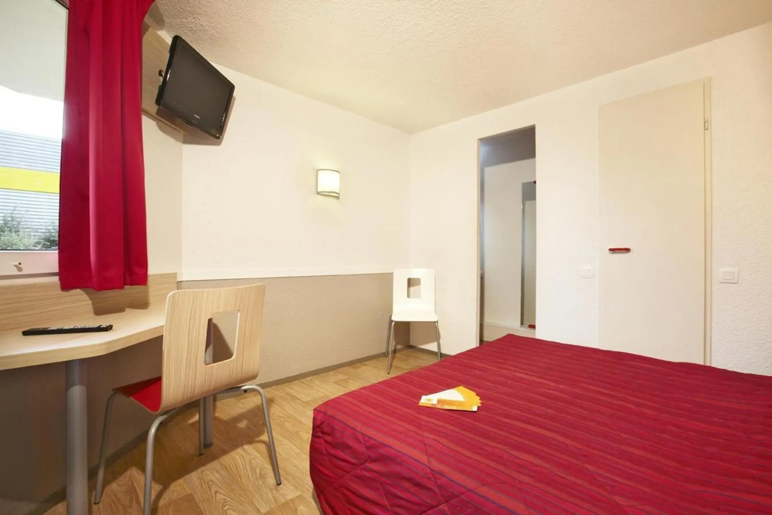 Photo of the whole room, Bed in Premiere Classe Avignon - Courtine Gare