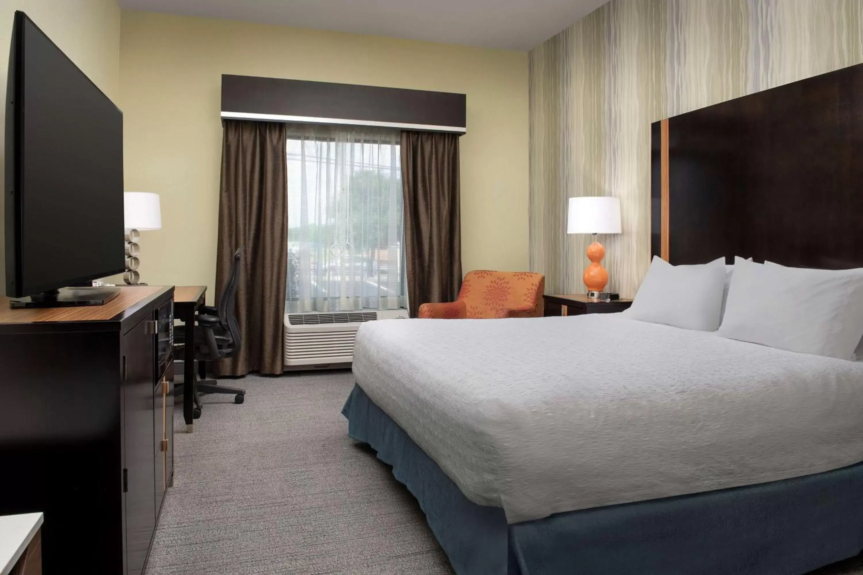 Bedroom, Bed in Hampton Inn Knoxville Clinton I-75 Bedroom, Bed in Hampton Inn Knoxville Clinton I-75