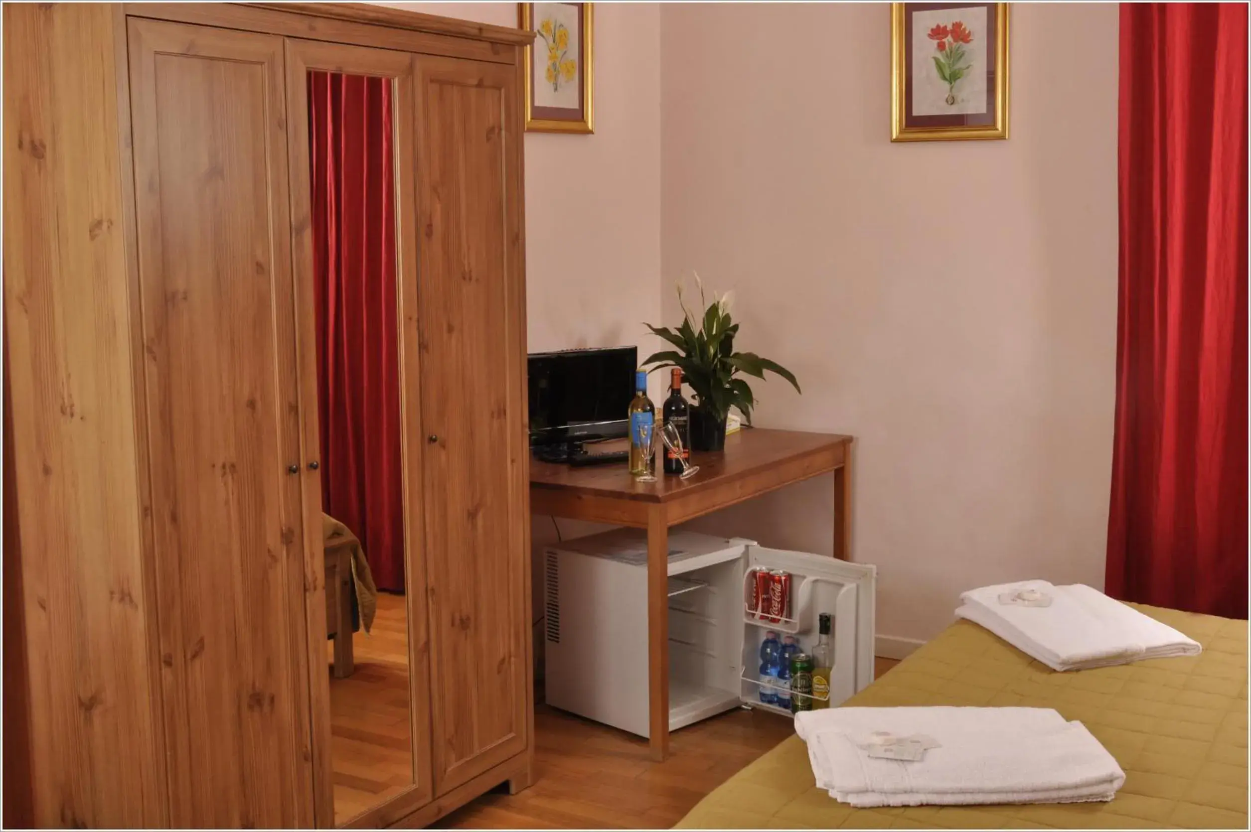 Bed, TV/Entertainment Center in Gialel B&B