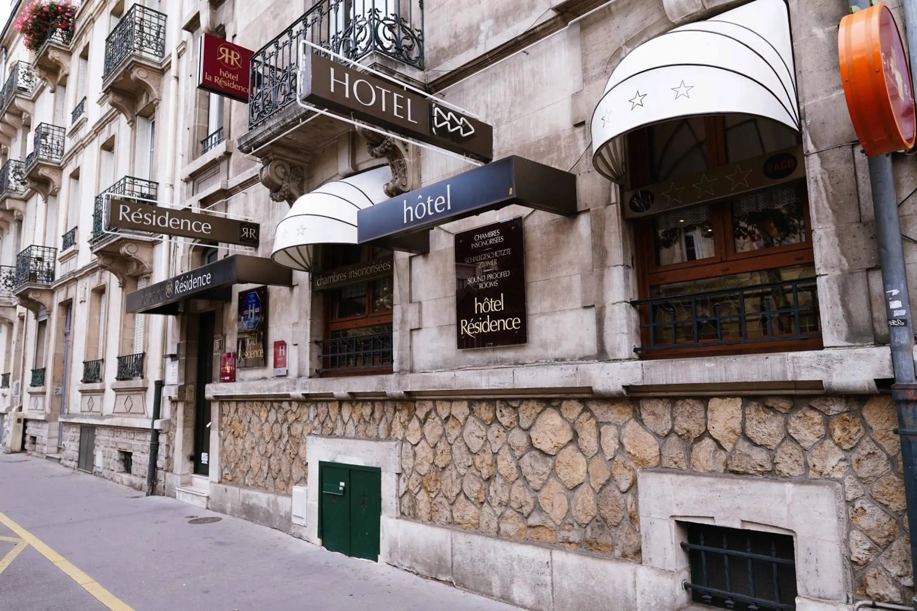 Facade/entrance, Property Building in Cit'Hotel La Résidence