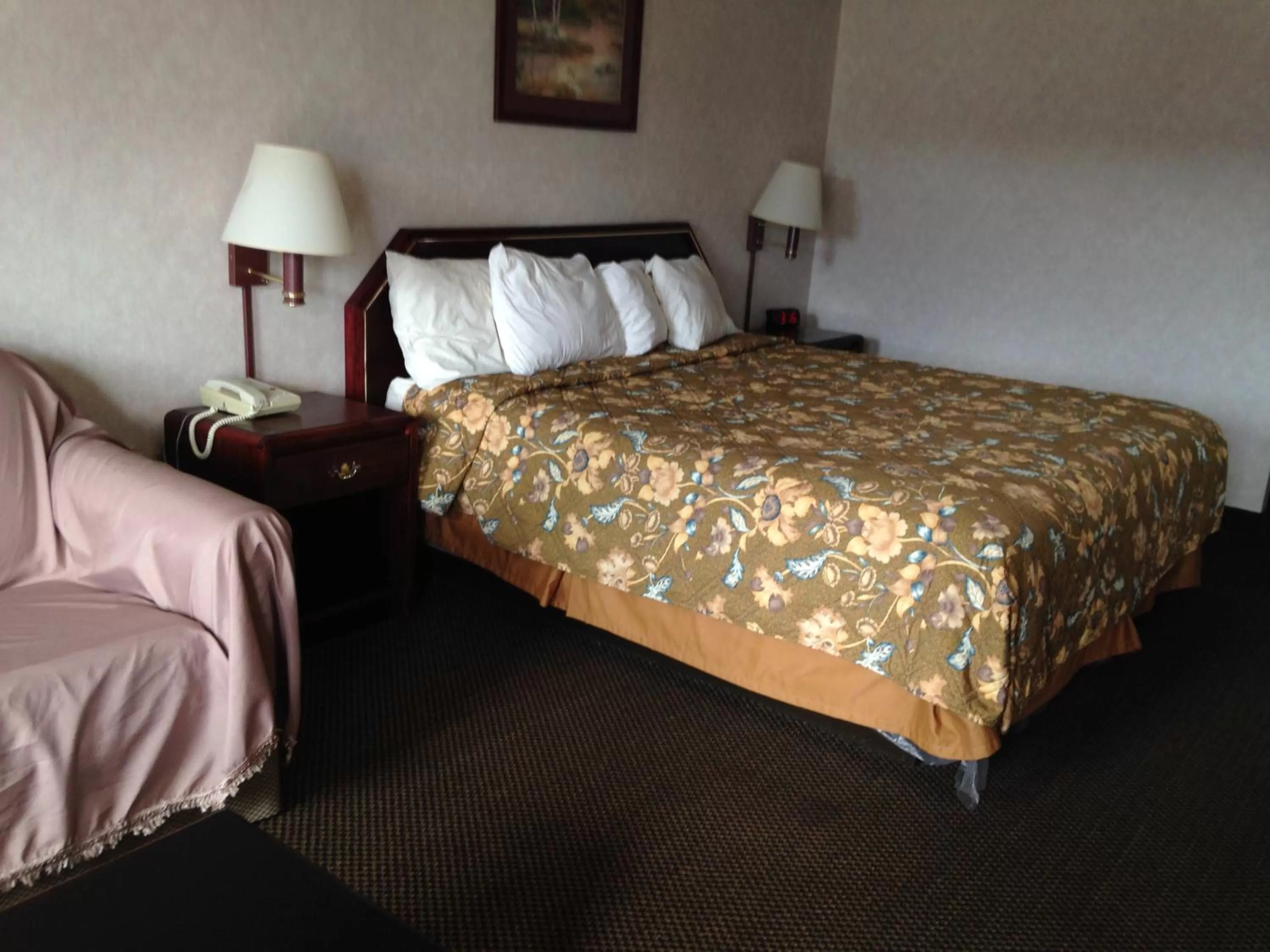 Photo of the whole room, Bed in America's Best Value Inn Clarksdale