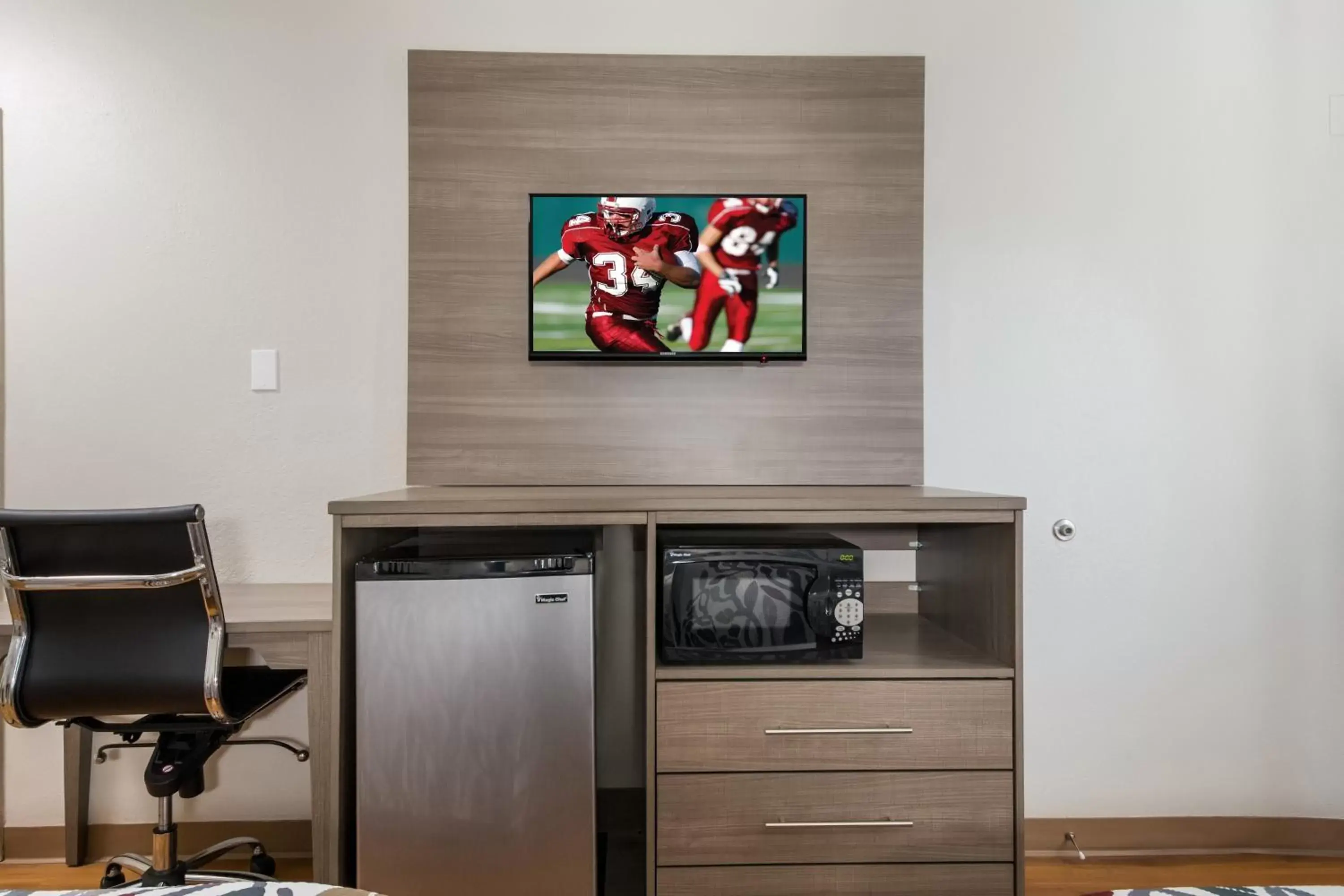 Deluxe Double Room with Two Double Beds-Disability Access/Roll-In Shower Non-Smoking in Red Roof Inn San Antonio E - near AT&T Center Deluxe Double Room with Two Double Beds-Disability Access/Roll-In Shower Non-Smoking in Red Roof Inn San Antonio E - near AT&T Center