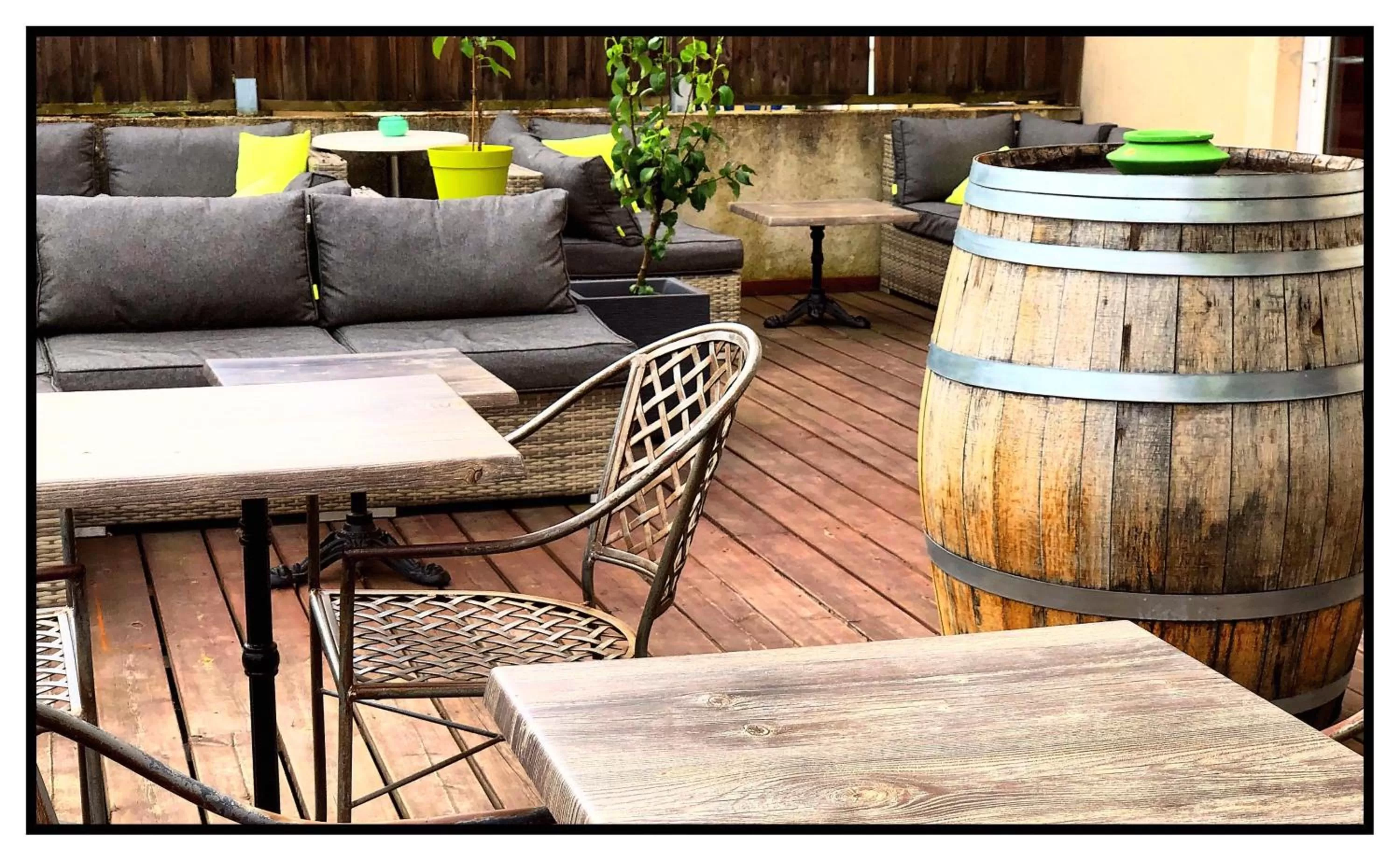 Patio, Lounge/Bar in Dupain & Dubeurre Appart'Hôtel - Parking