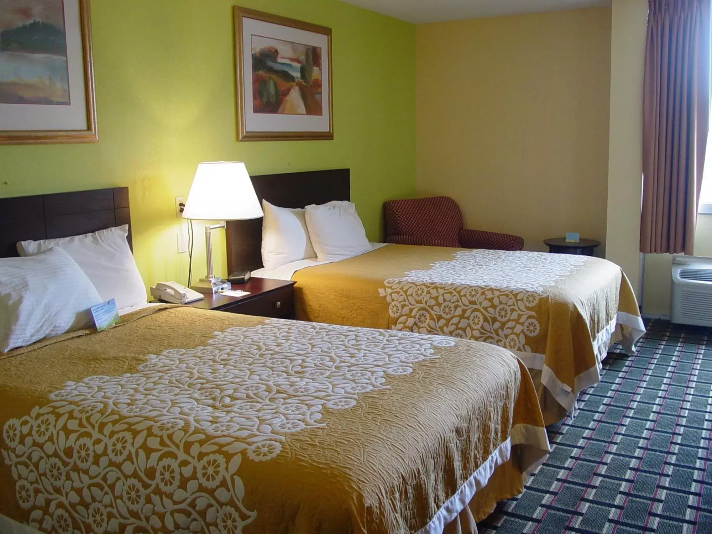 Other, Bed in Days Hotel by Wyndham Danville Conference Center