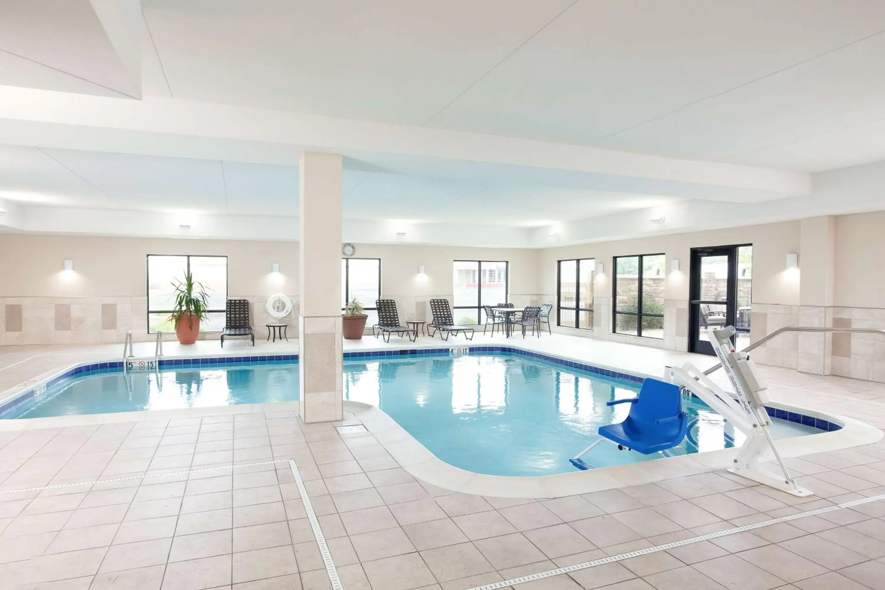 Pool view, Swimming Pool in Hampton Inn & Suites Niles/Warren, OH