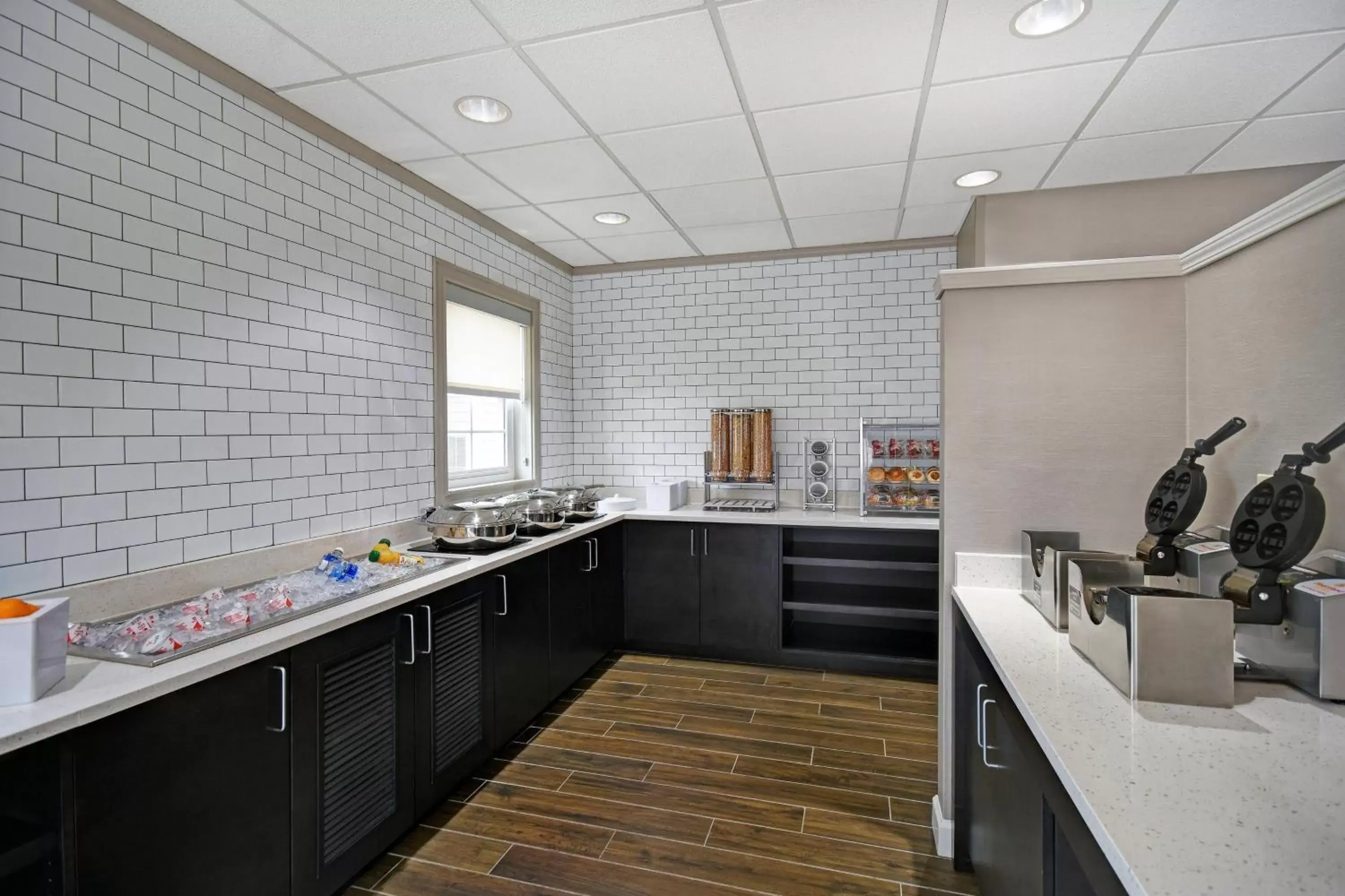 Breakfast, Kitchen/Kitchenette in Residence Inn Louisville Airport