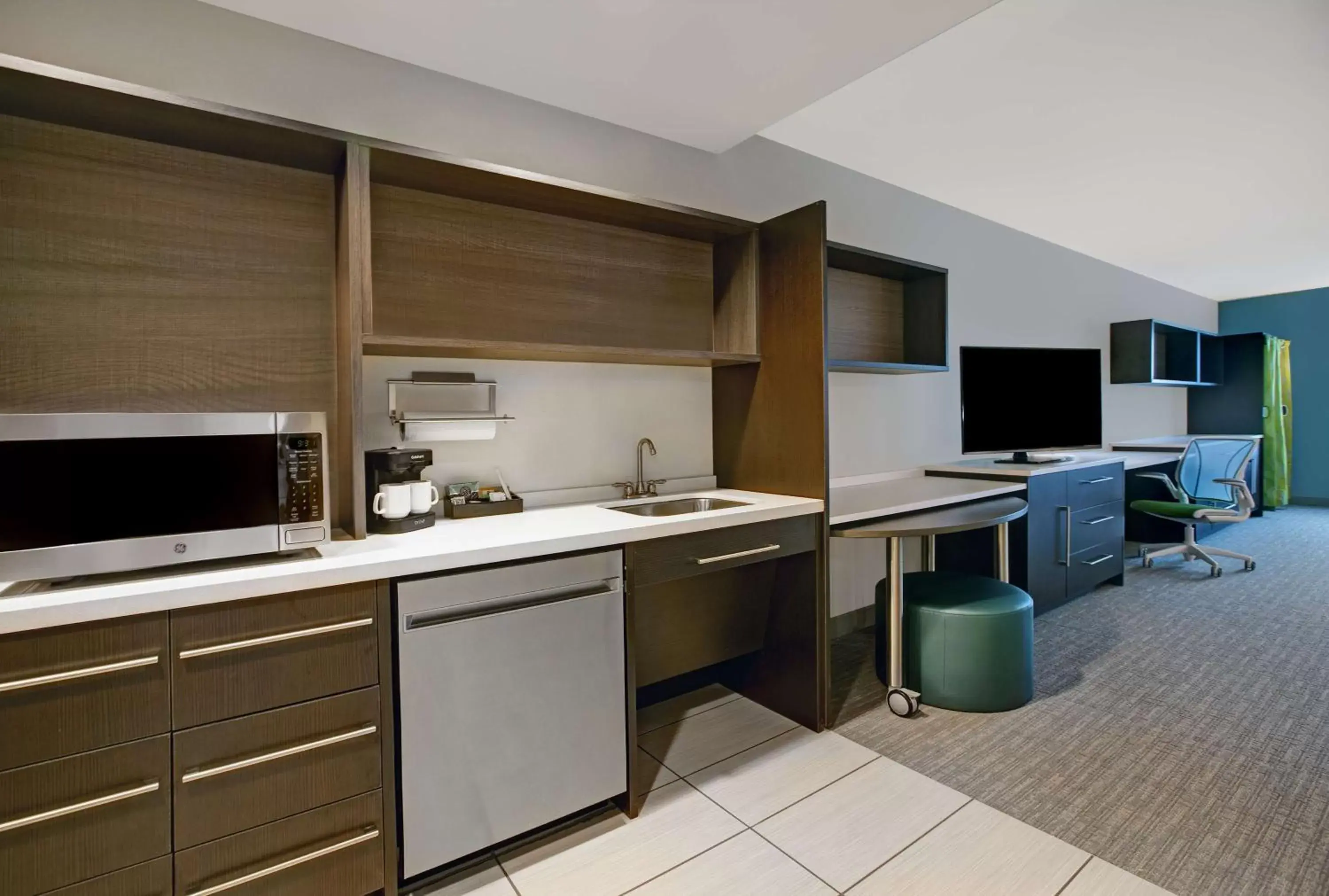 Kitchen or kitchenette, Kitchen/Kitchenette in Home2 Suites By Hilton Asheville Airport