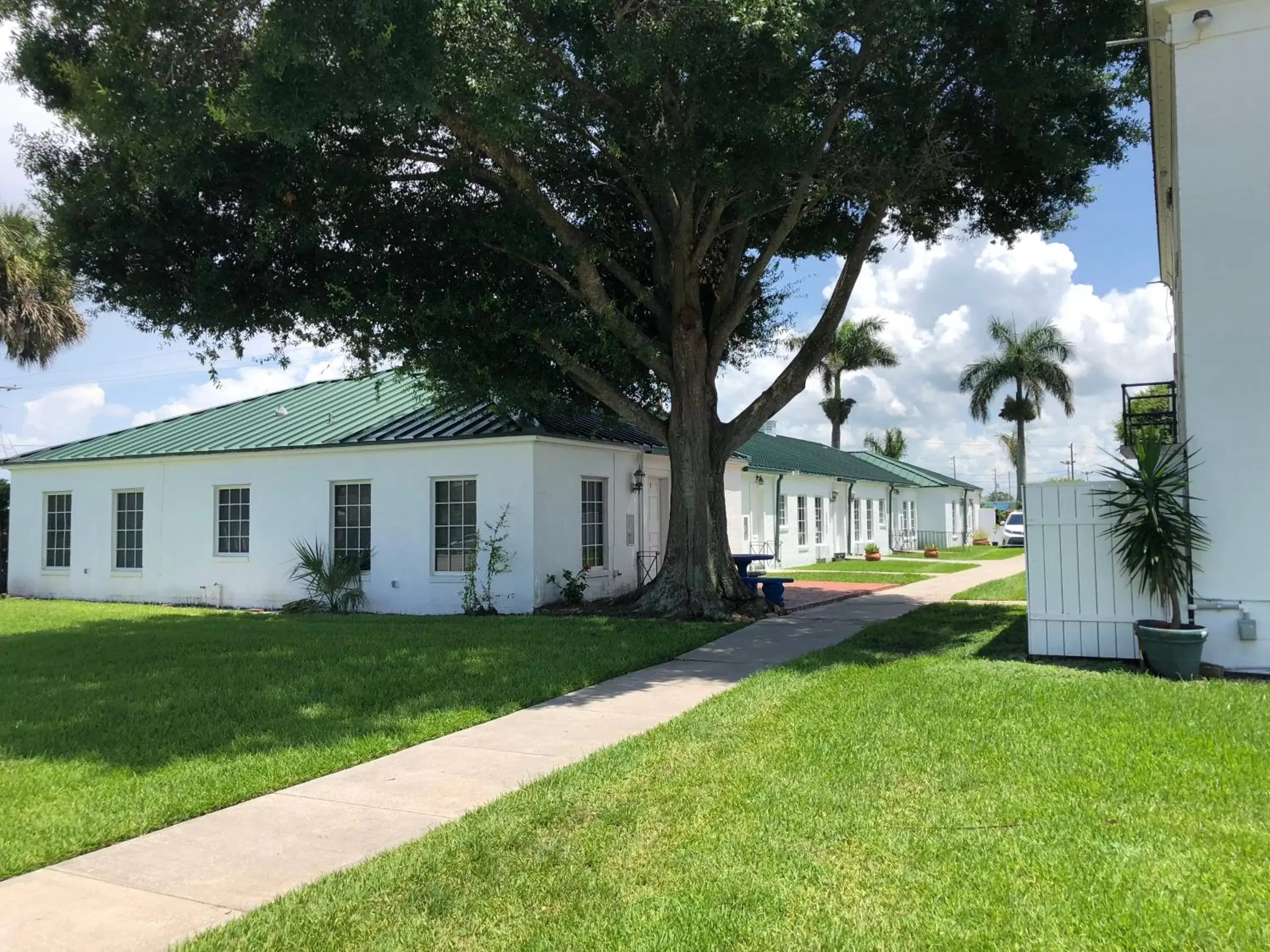 Garden, Property Building in Americas Best Value Inn Historic Clewiston Inn