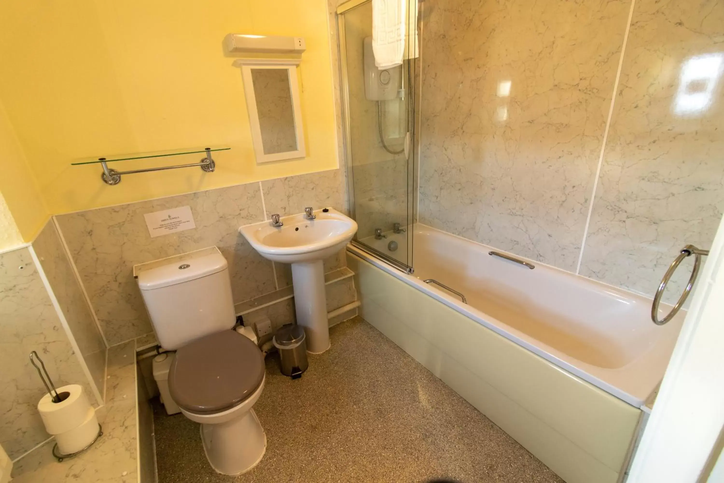 Shower, Bathroom in Auld Cross Keys Inn